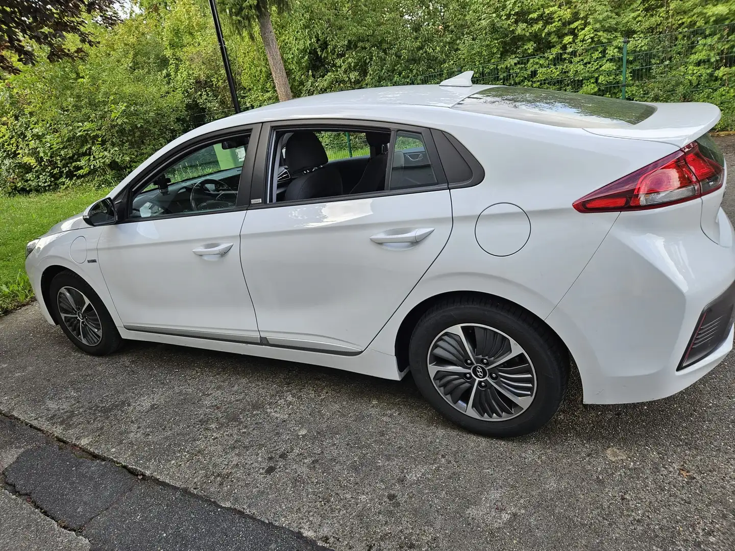 Hyundai IONIQ Plug-in-Hybrid - 2