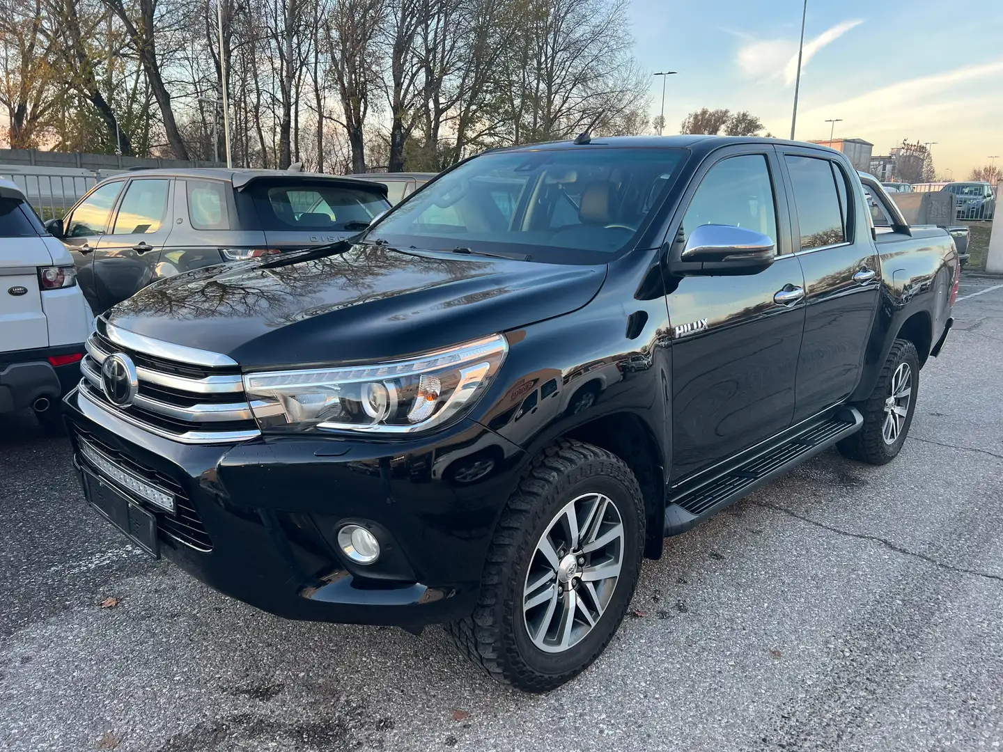 Toyota Hilux 2.4 d-4d double cab Executive 4wd auto Siyah - 1