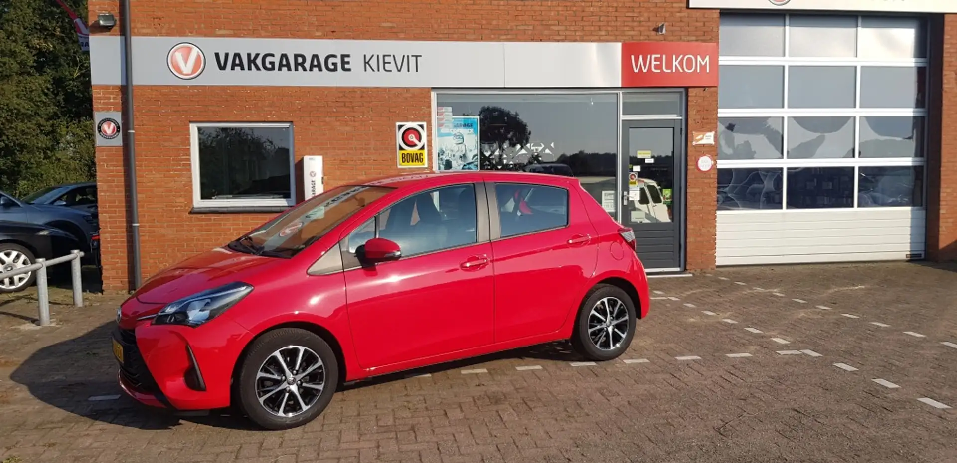 Toyota Yaris 1.0 VVT-i Connect Rojo - 1