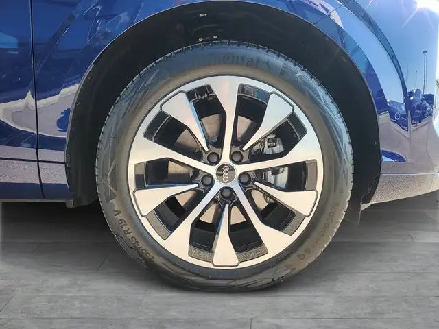 Audi Q3 view 7