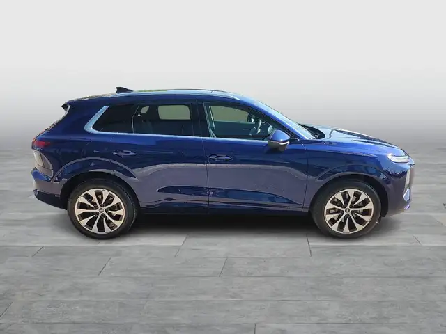Audi Q3 view 6