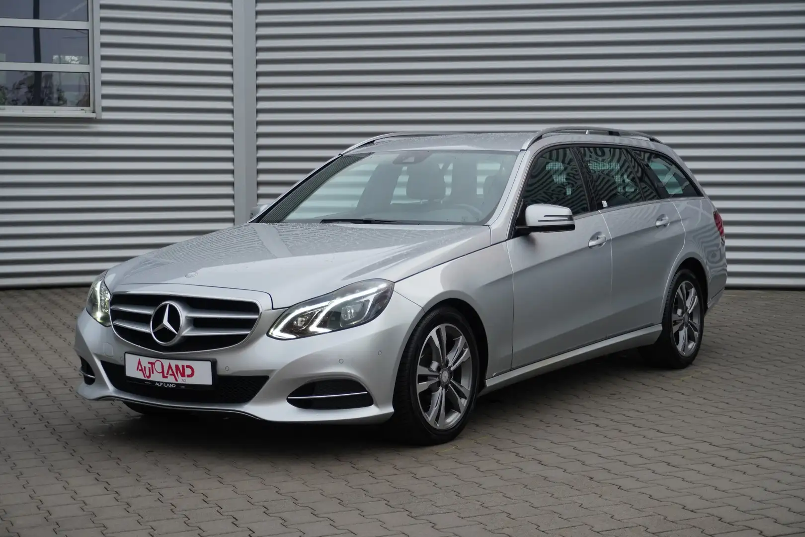 Mercedes-Benz E 200 E200 T Avantgarde Aut. LED Navi Leder Keyless Silber - 2