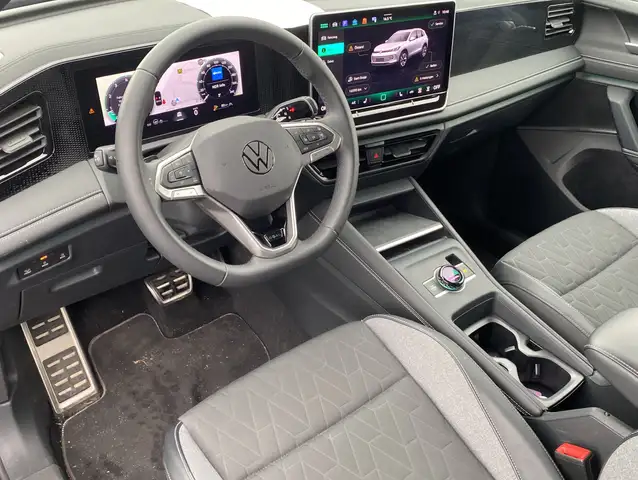 Volkswagen Tiguan view 4