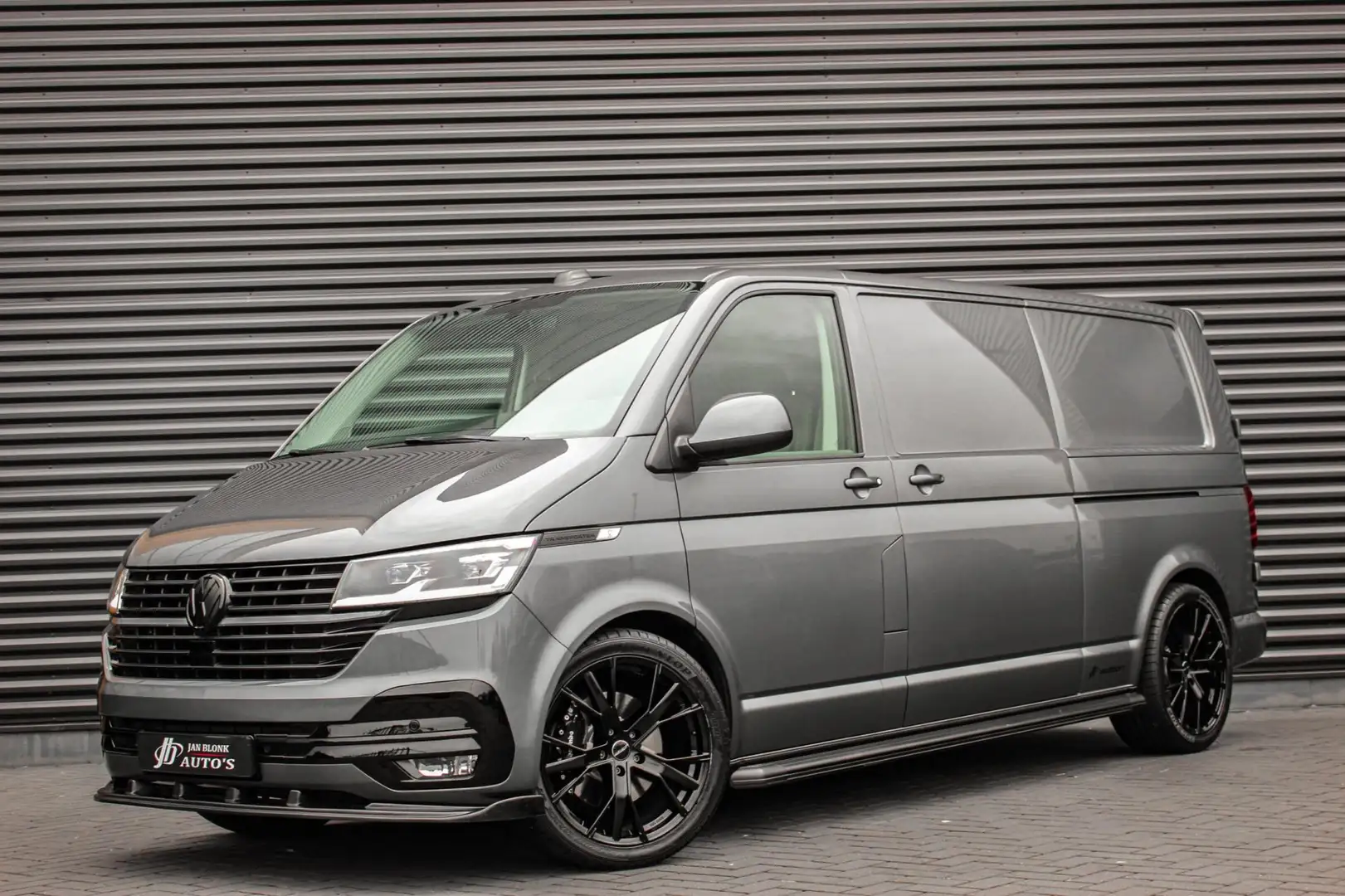 Volkswagen Transporter 2.0 TDI L2H1 204PK FULL BLACK / JB- EDITION / LEDE Grijs - 1