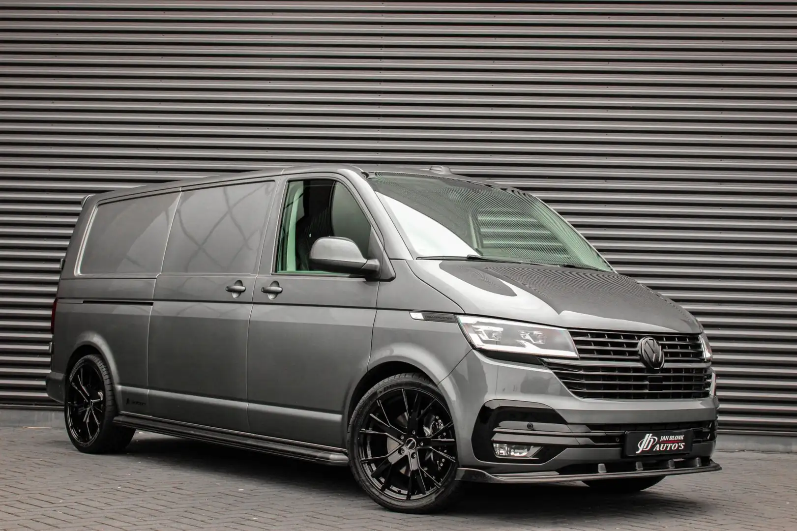 Volkswagen Transporter 2.0 TDI L2H1 204PK FULL BLACK / JB- EDITION / LEDE Grijs - 2