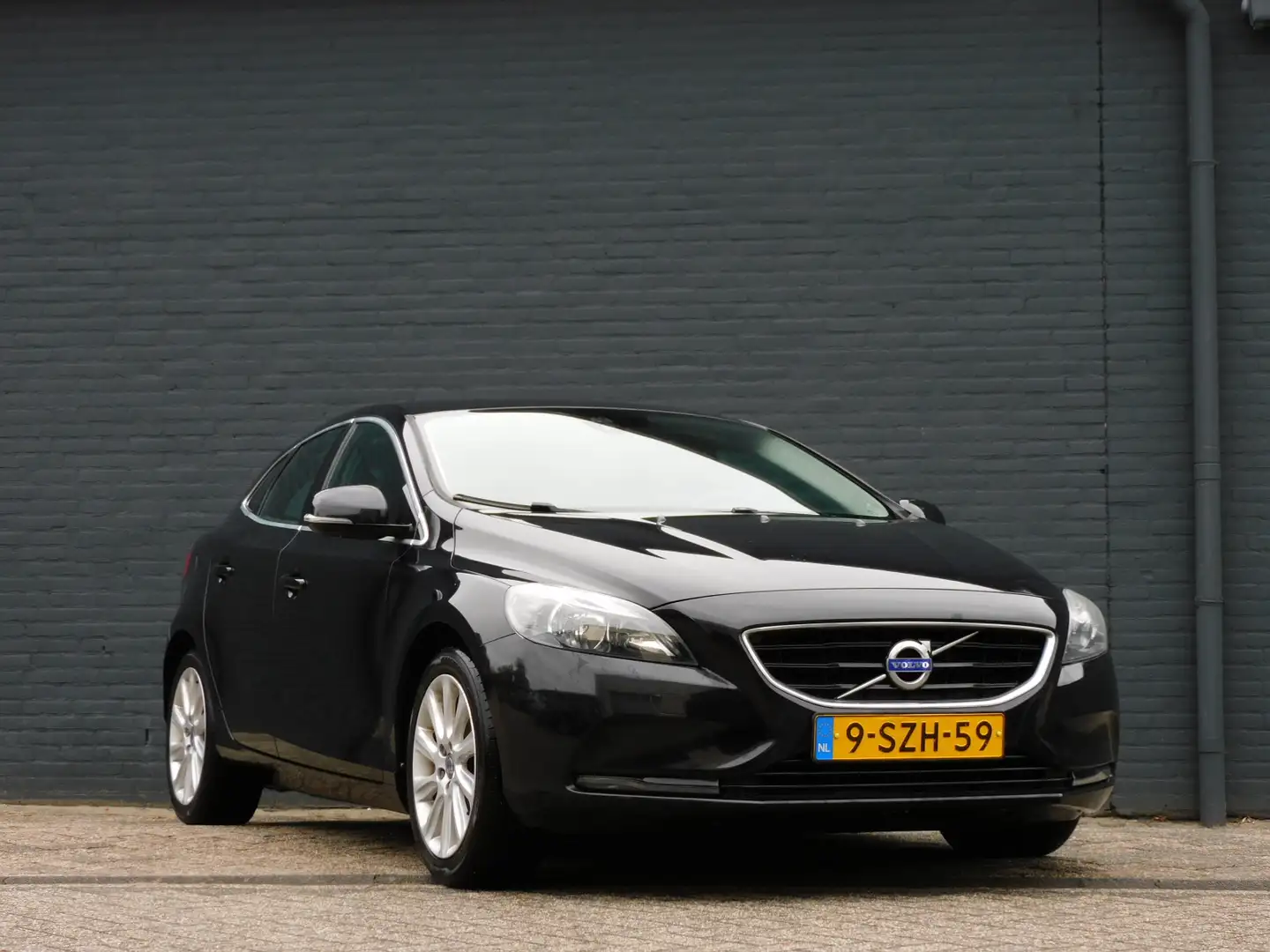 Volvo V40 1.6 D2 Summum STANDKACHEL! LEER! CRUISE! NAVI! AIR Schwarz - 2