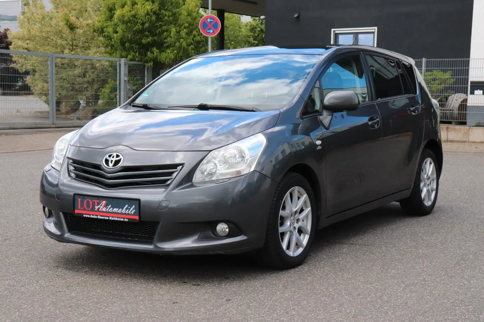 Toyota Verso Executive Gris - 1