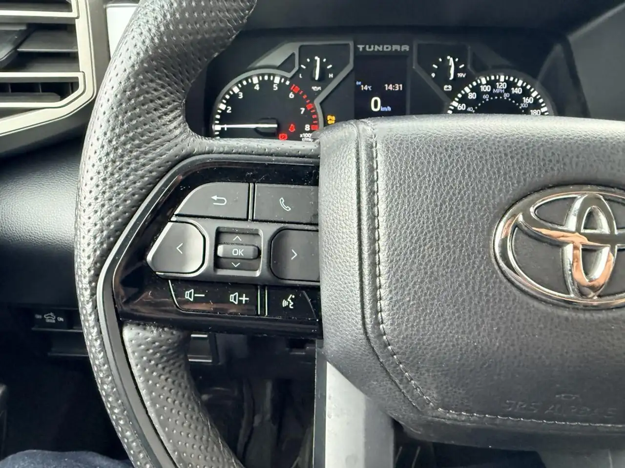 Toyota Tundra снимка Toyota Tundra