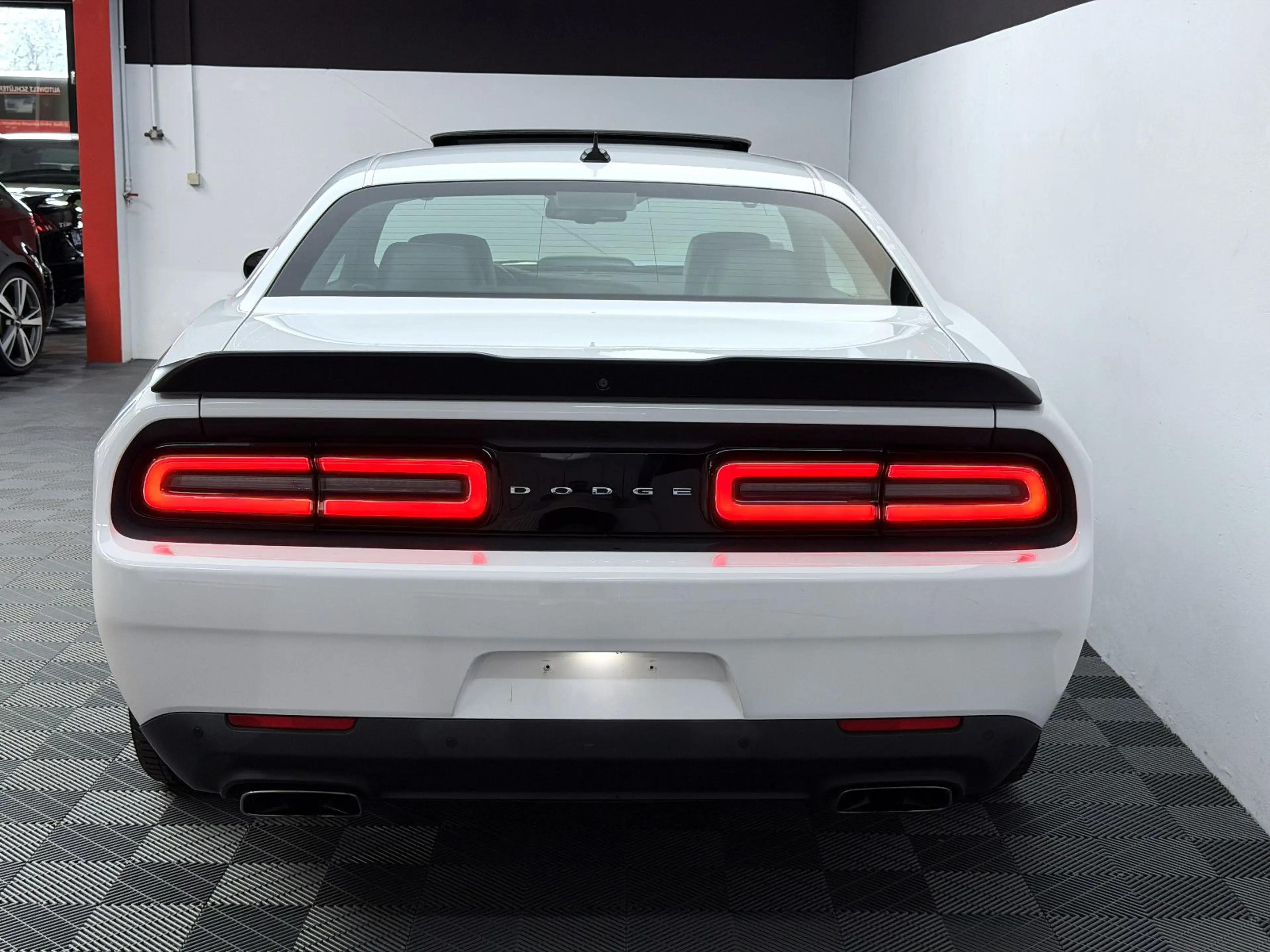 Dodge Challenger 6.4 V8 SRT Hemi *Wide Body*Alpine* — photo 5