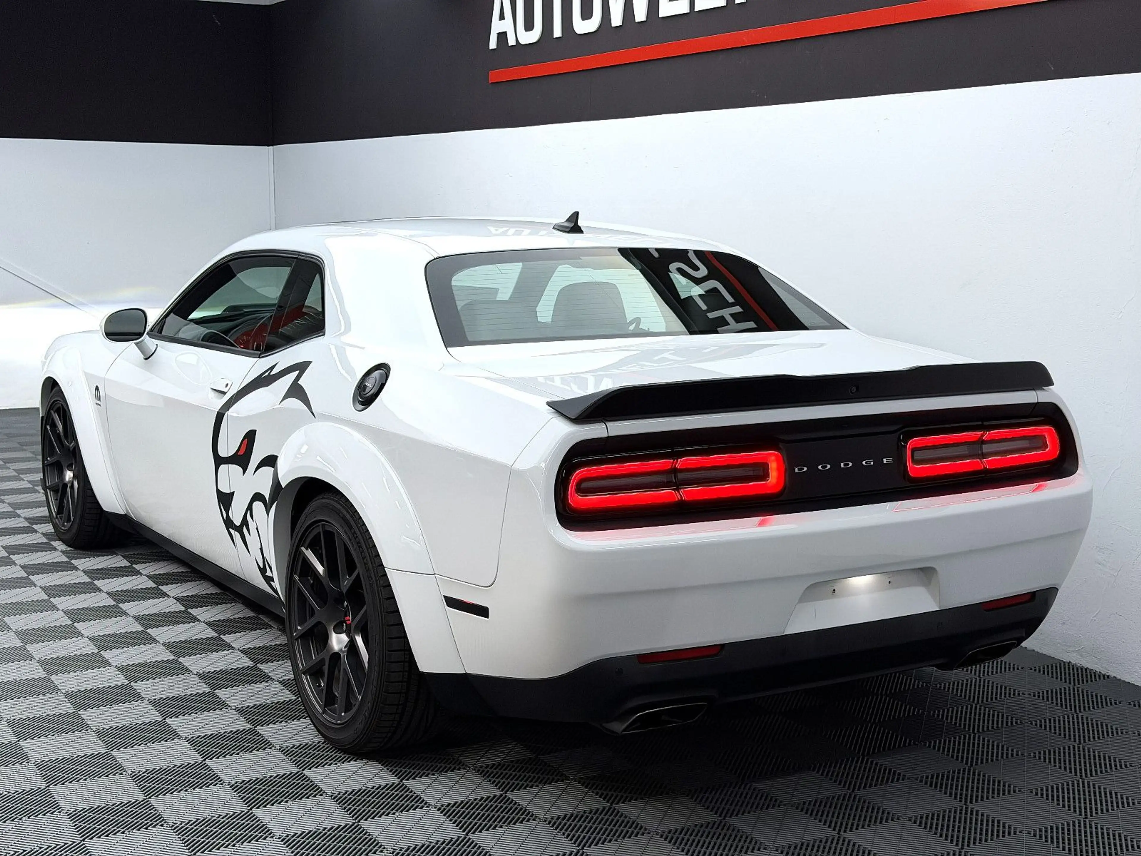 Dodge Challenger 6.4 V8 SRT Hemi *Wide Body*Alpine* — photo 4