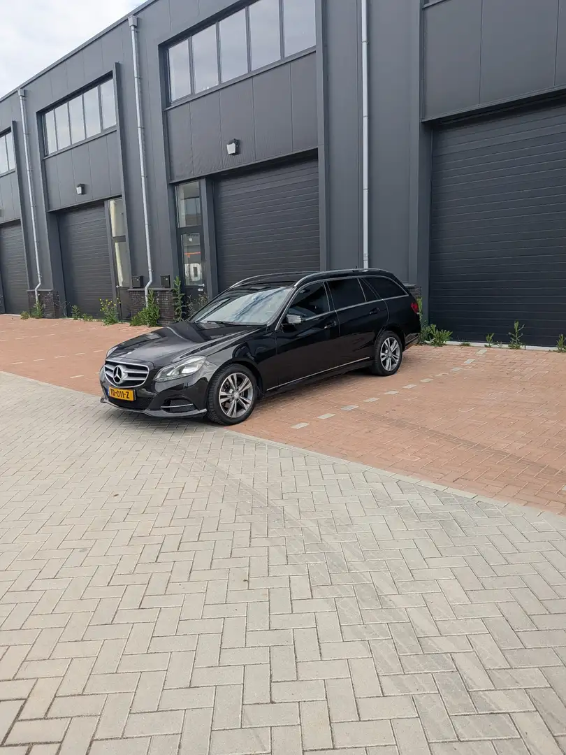 Mercedes-Benz E 200 Pres. Avant. Zwart - 2