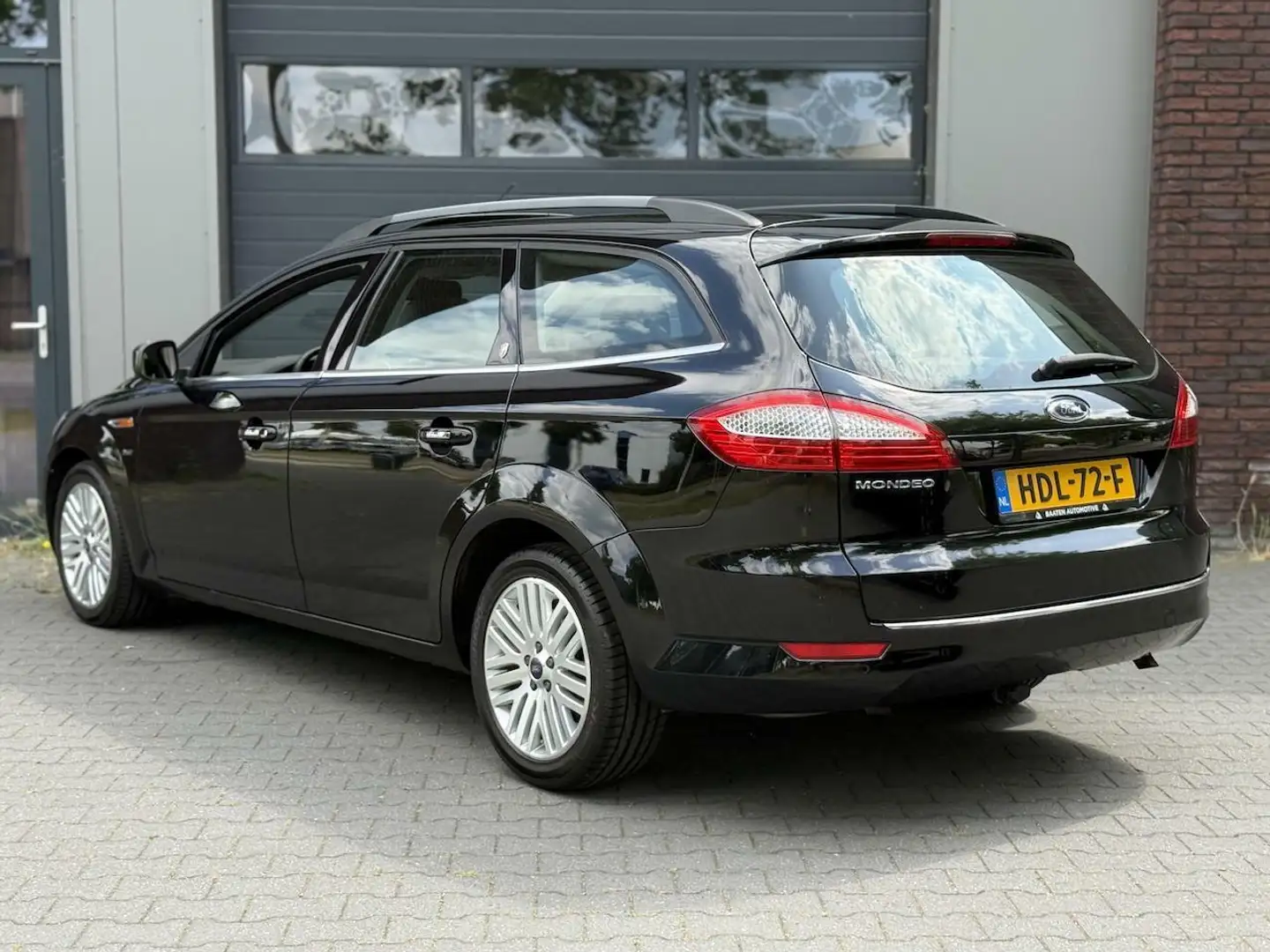 Ford Mondeo Wagon 2.5T Ghia 220PK UNIEK |Pano|Leder|Trekhaak|M Negro - 2