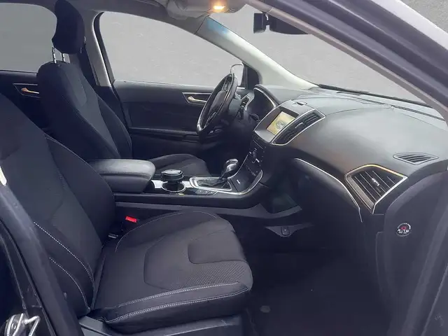Ford Edge view 3