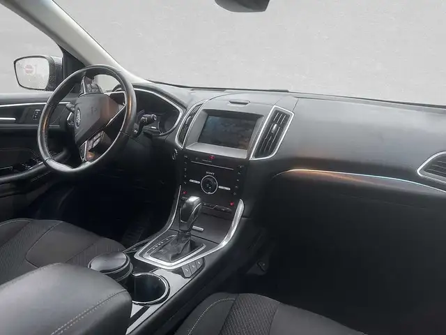 Ford Edge view 4