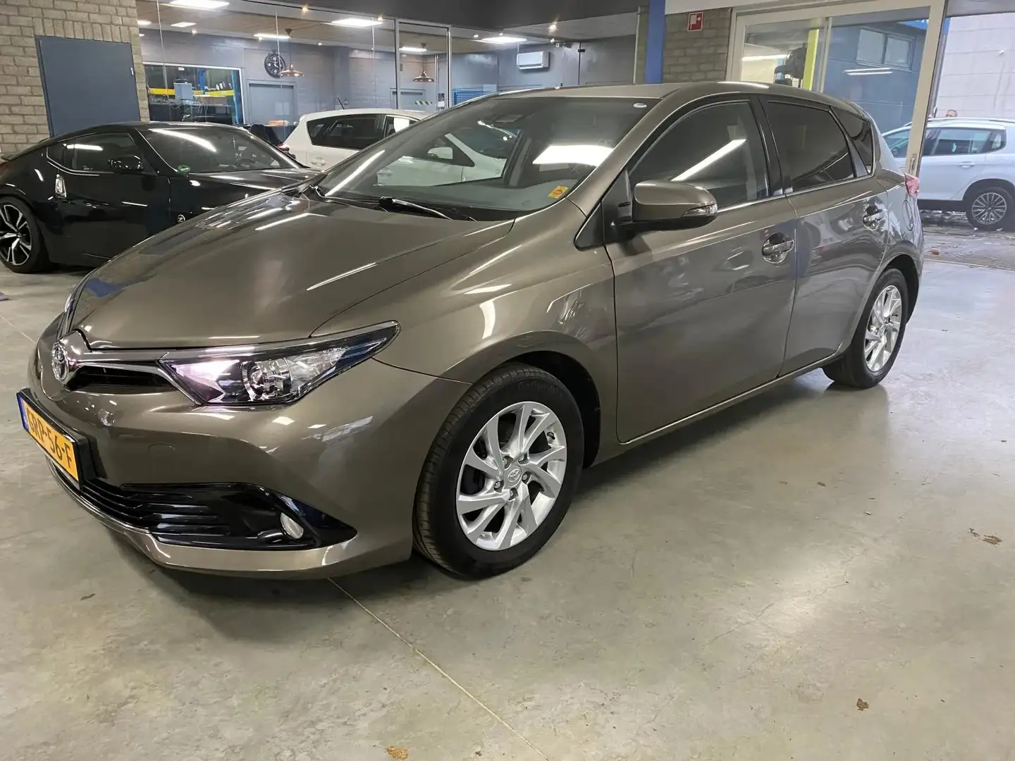 Toyota Auris 1.8 Hybrid Dynamic Brun - 1