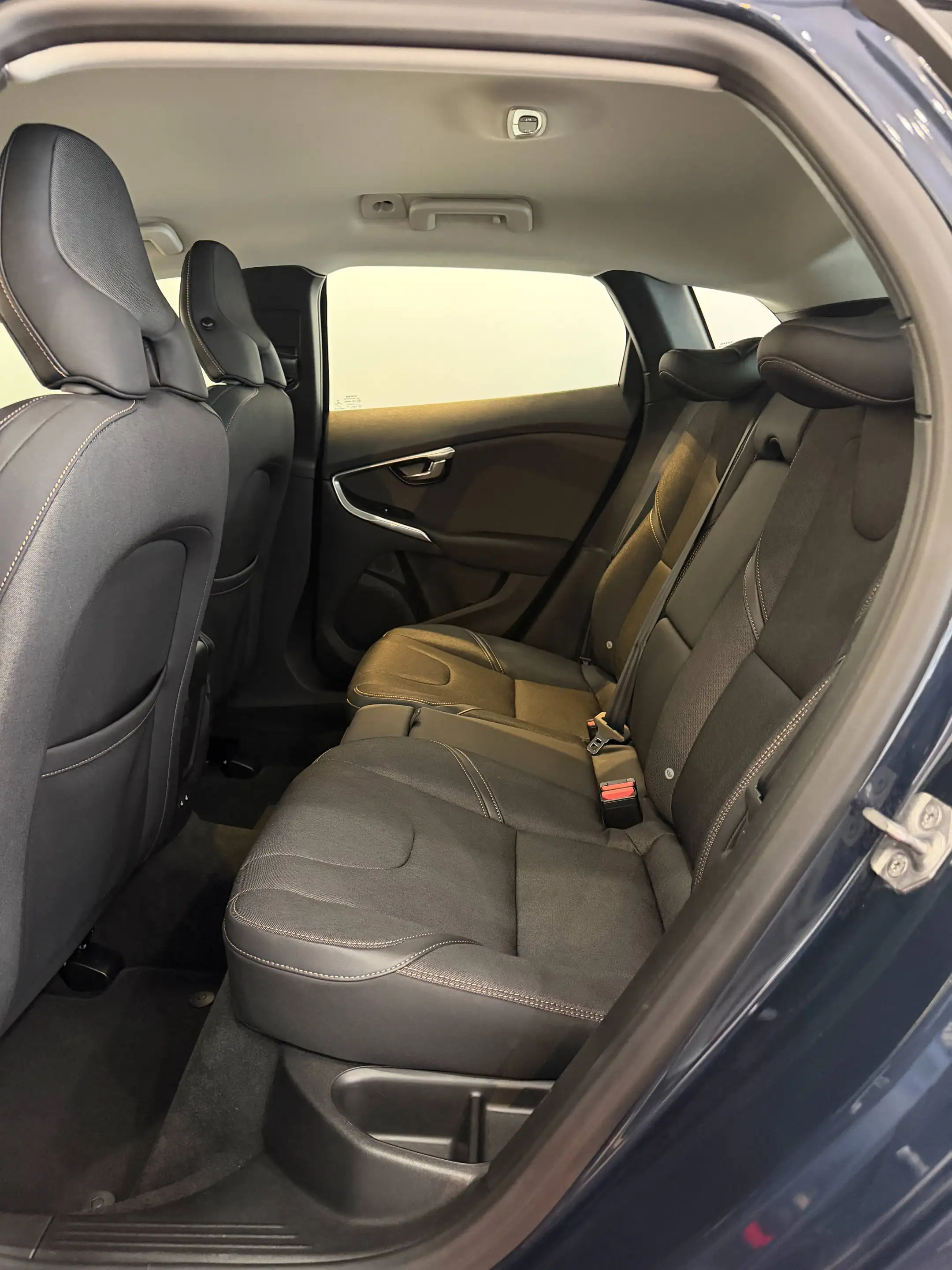 Volvo V40 Momentum — photo 10