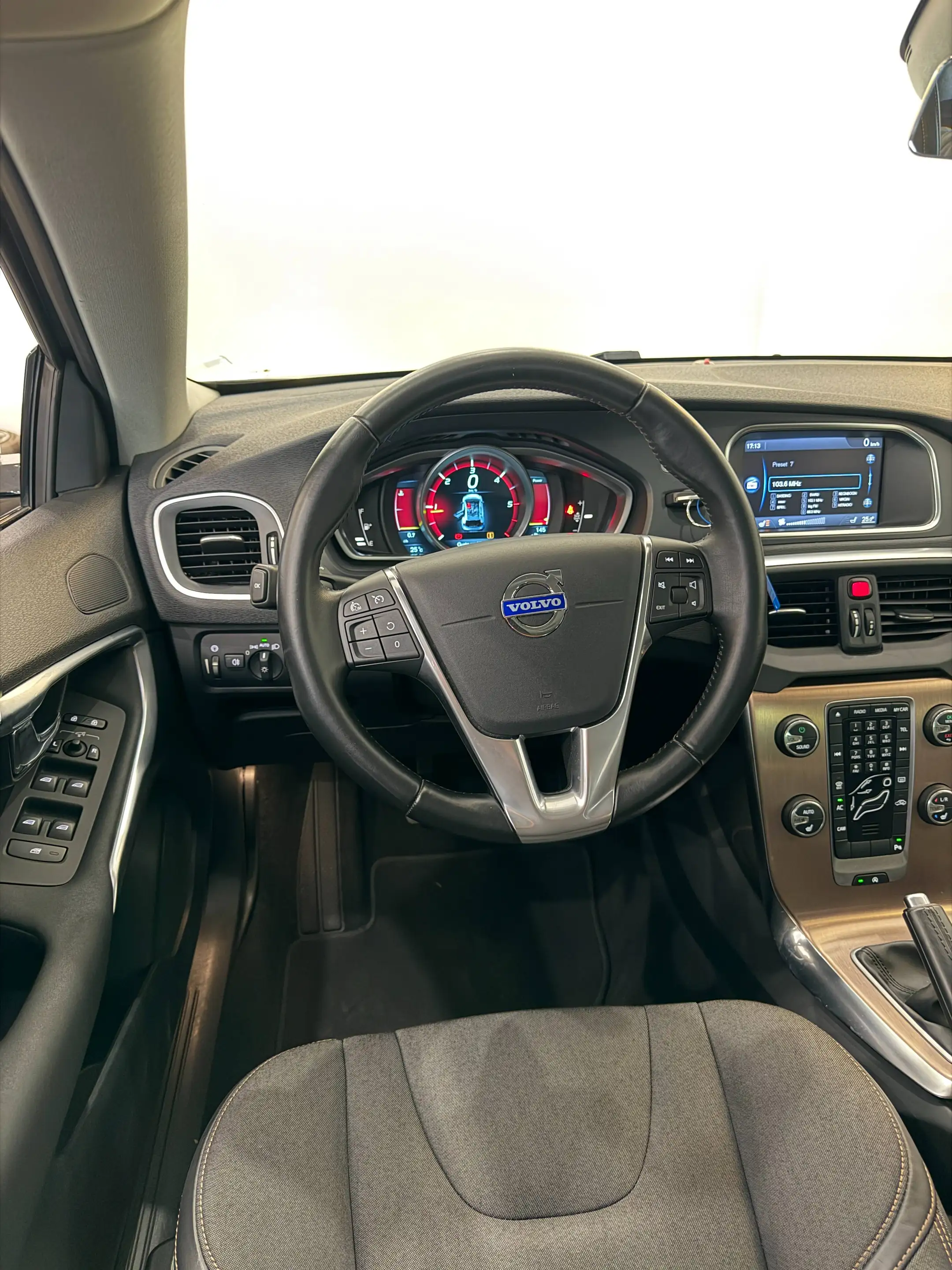 Volvo V40 Momentum — photo 7