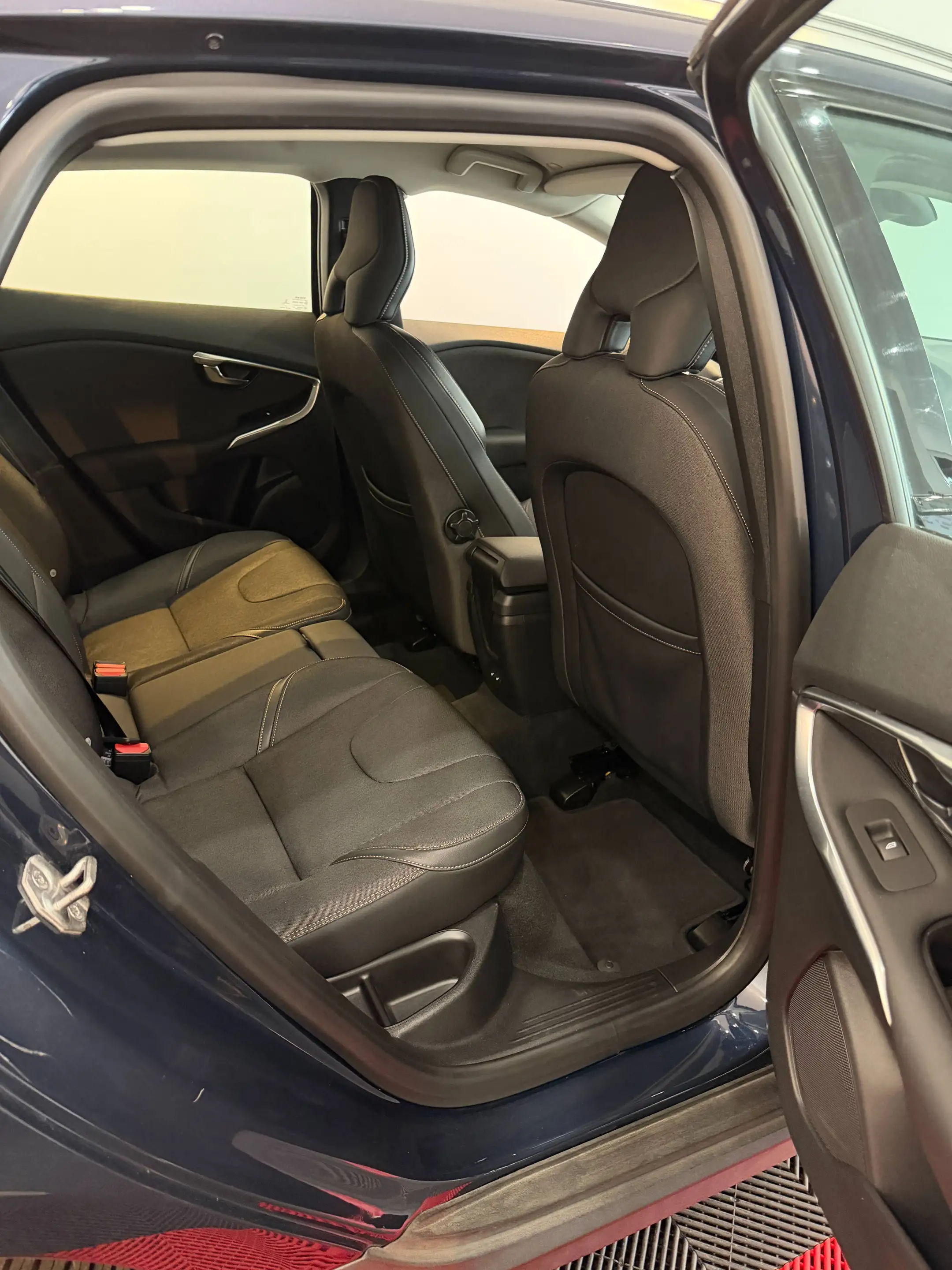 Volvo V40 Momentum — photo 11