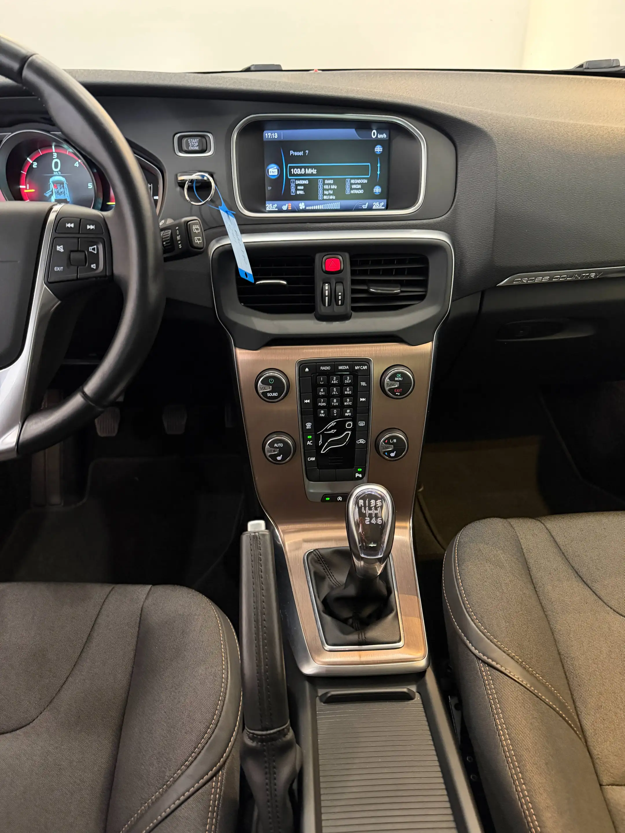 Volvo V40 Momentum — photo 8