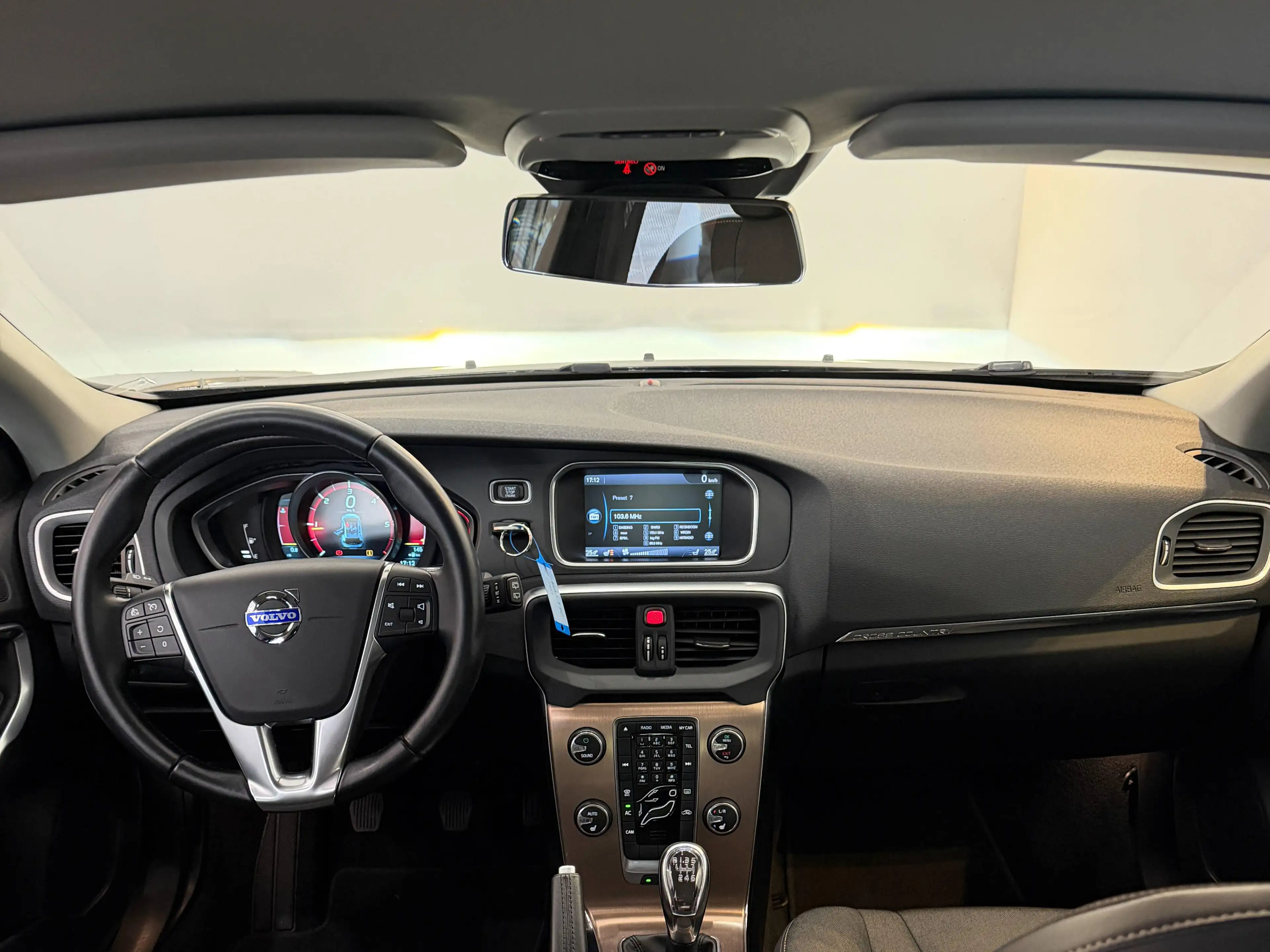 Volvo V40 Momentum — photo 6