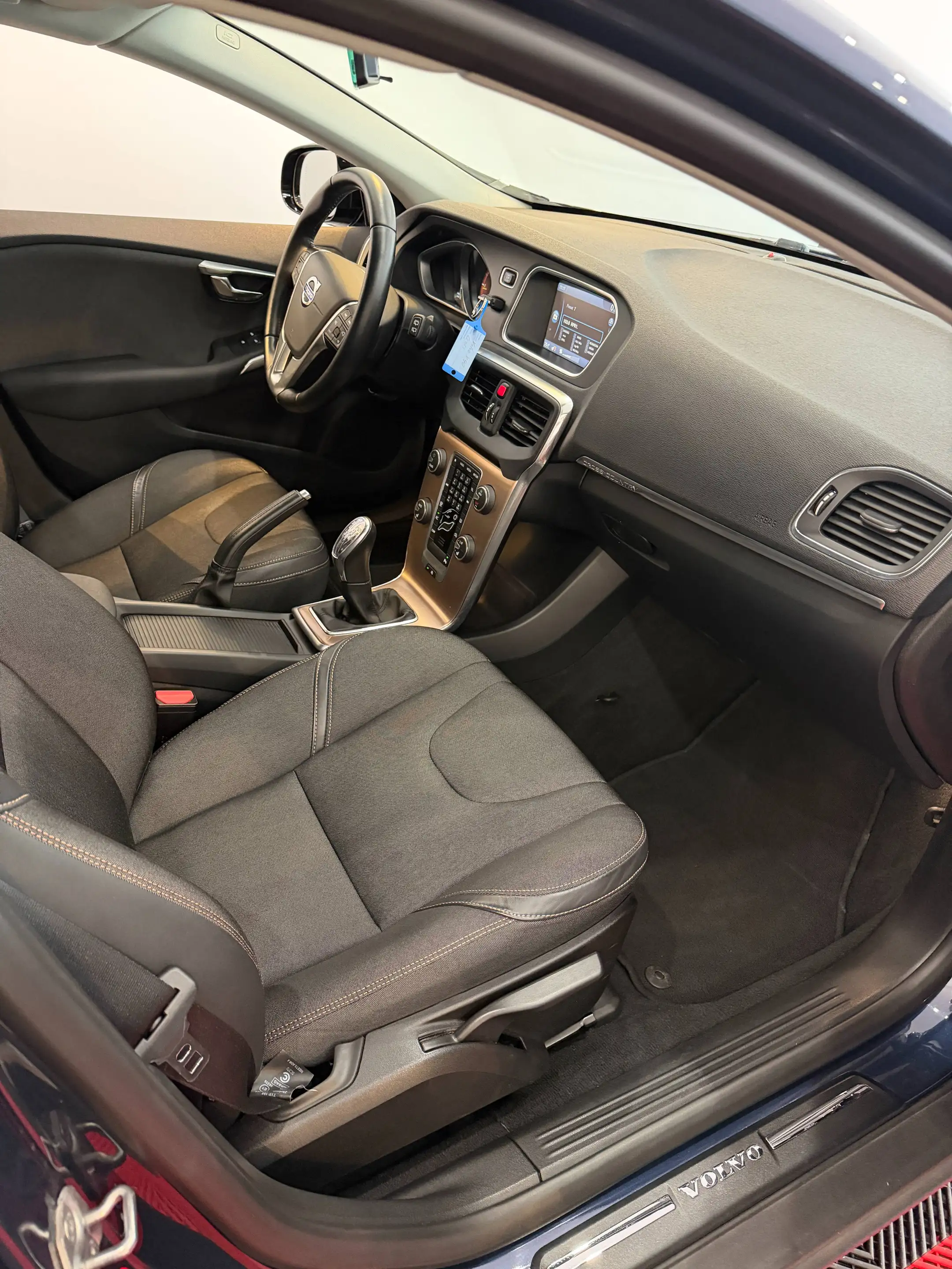 Volvo V40 Momentum — photo 9