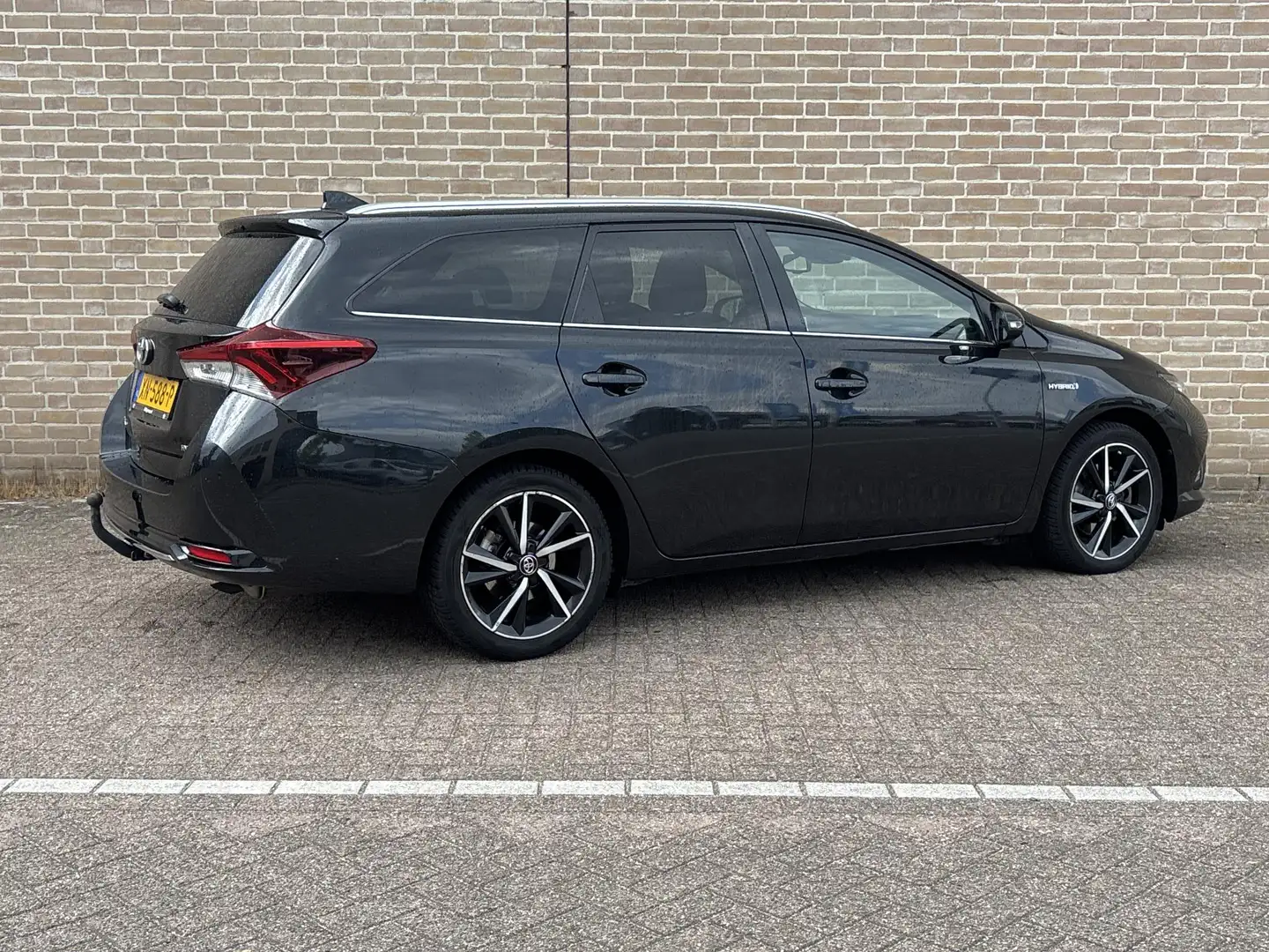 Toyota Auris Touring Sports 1.8 Hybrid Dynamic Ultimate | € 9.9 Zwart - 2