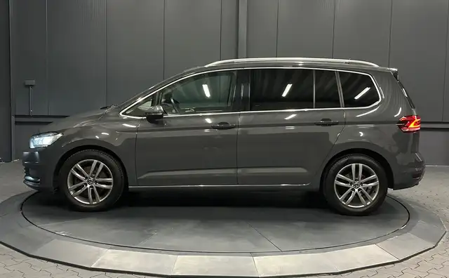 Volkswagen Touran view 2