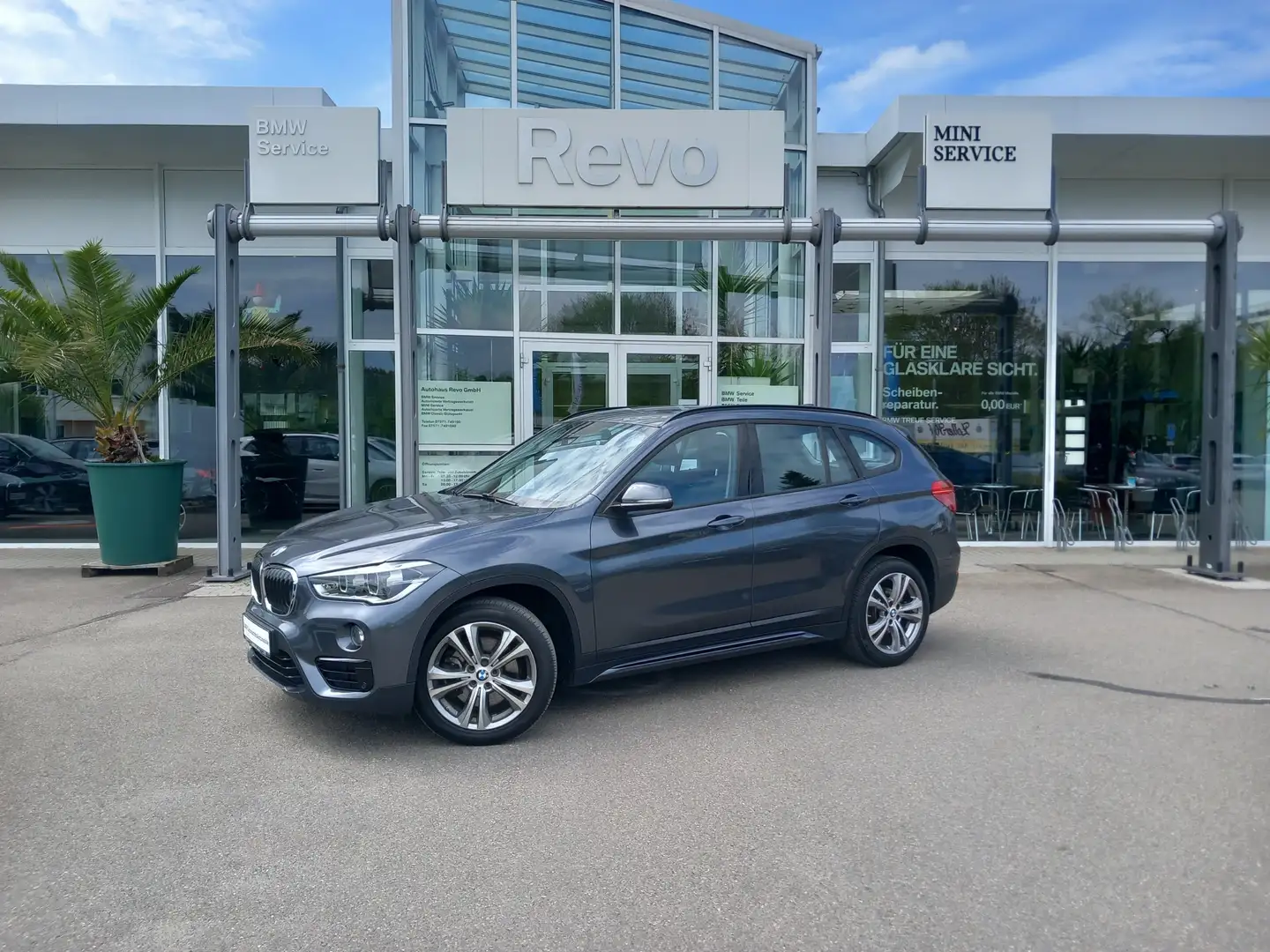 BMW X1 xDrive25d Aut Sport Line Leder Panorama LED NaviPl Grijs - 1