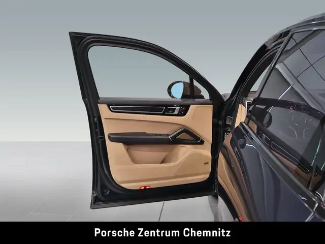 Porsche Cayenne view 10