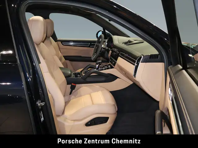 Porsche Cayenne view 13