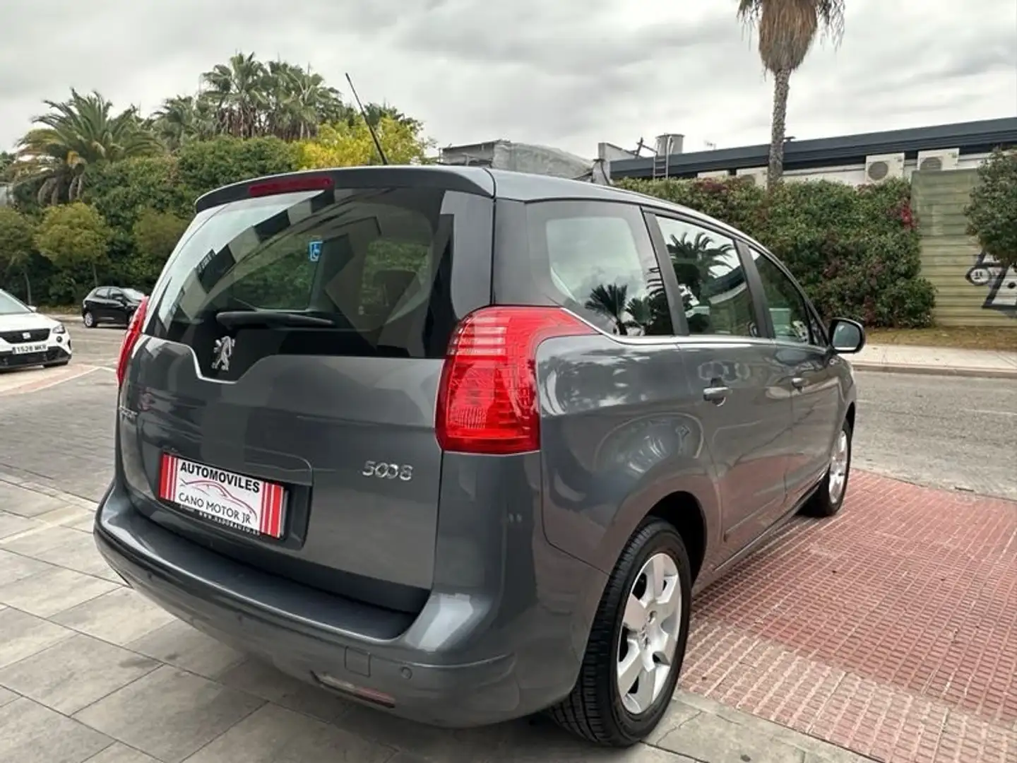 Peugeot 5008 1.6HDI FAP Pack Video 112 Grau - 2