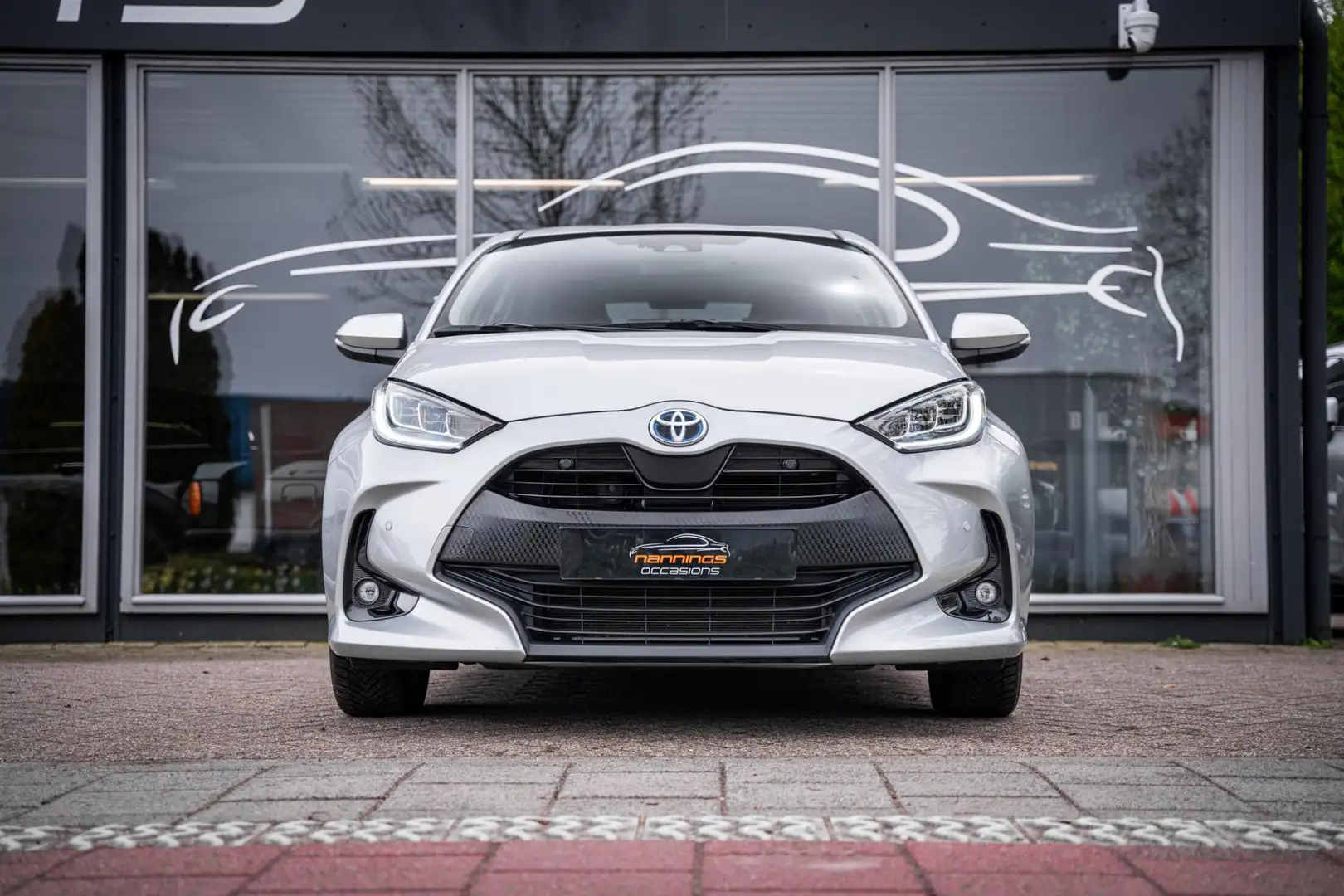 Toyota Yaris 1.5 Hybrid Dynamic|DAB|Camera|Cruise|16'' LMV|PDC| Grijs - 2