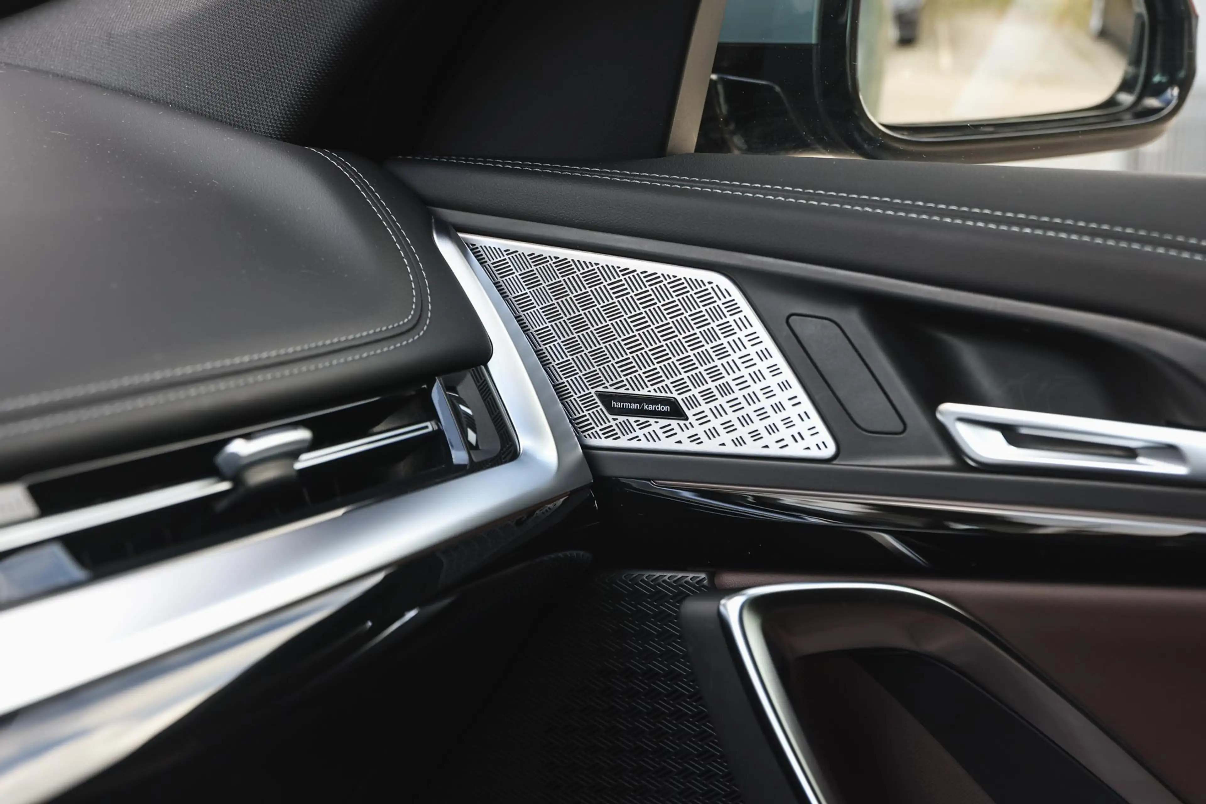 BMW iX1 xDrive30 M Sport / Sportstoelen / Comfort Access / — photo 15