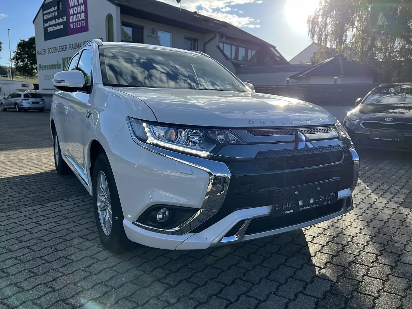 Mitsubishi Outlander 2,4 PHEV Intense Weiß - 2