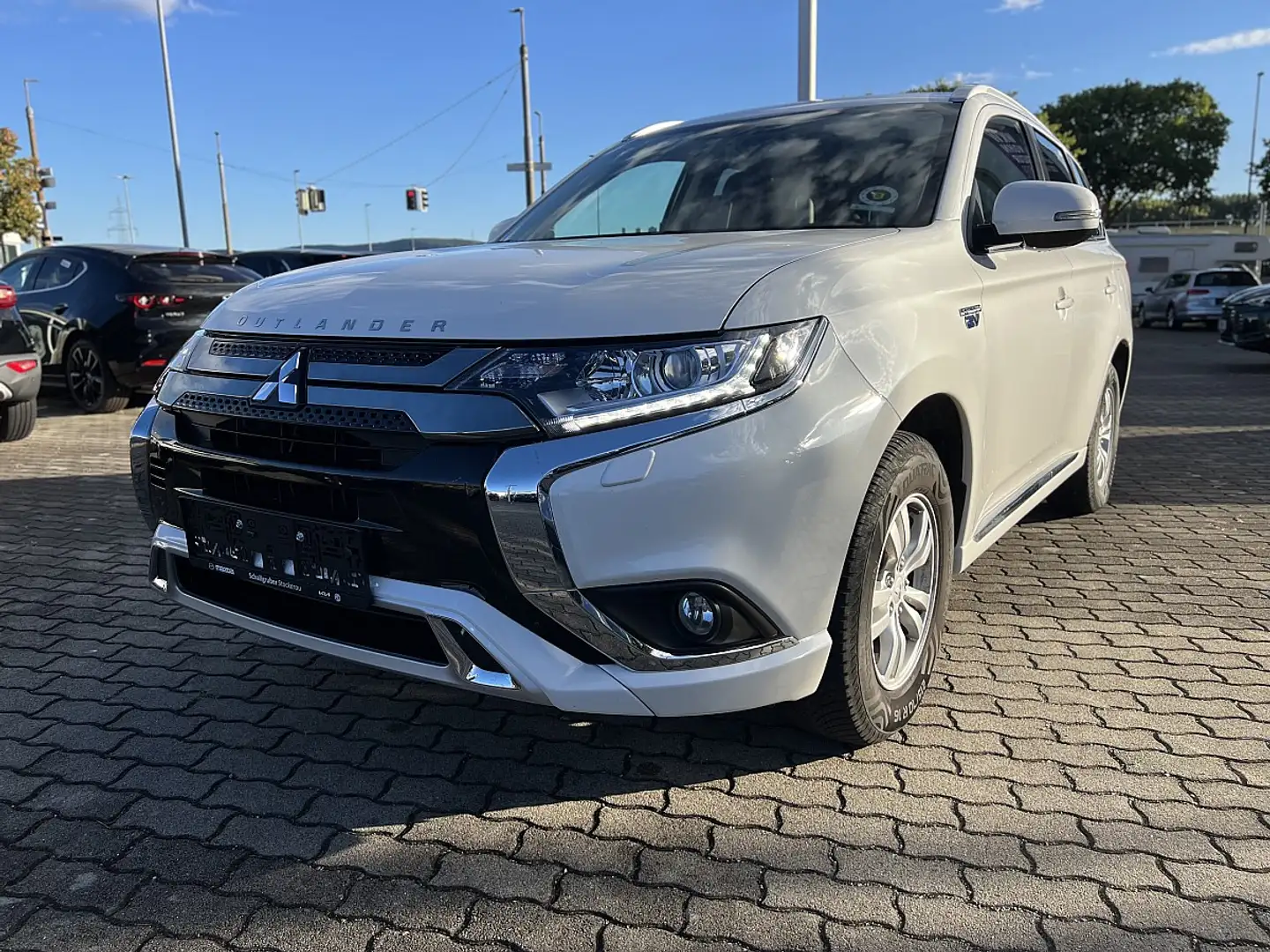 Mitsubishi Outlander 2,4 PHEV Intense Weiß - 1
