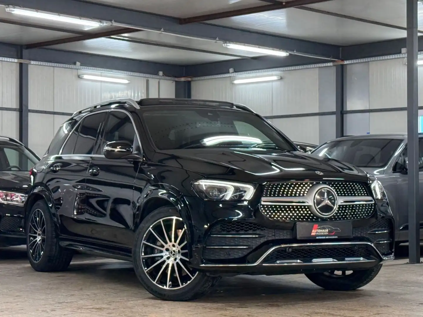 Mercedes-Benz GLE 400 d 4M AMG LINE*7SITZ*PANO*MBUX*AHK*2.HAND Schwarz - 1
