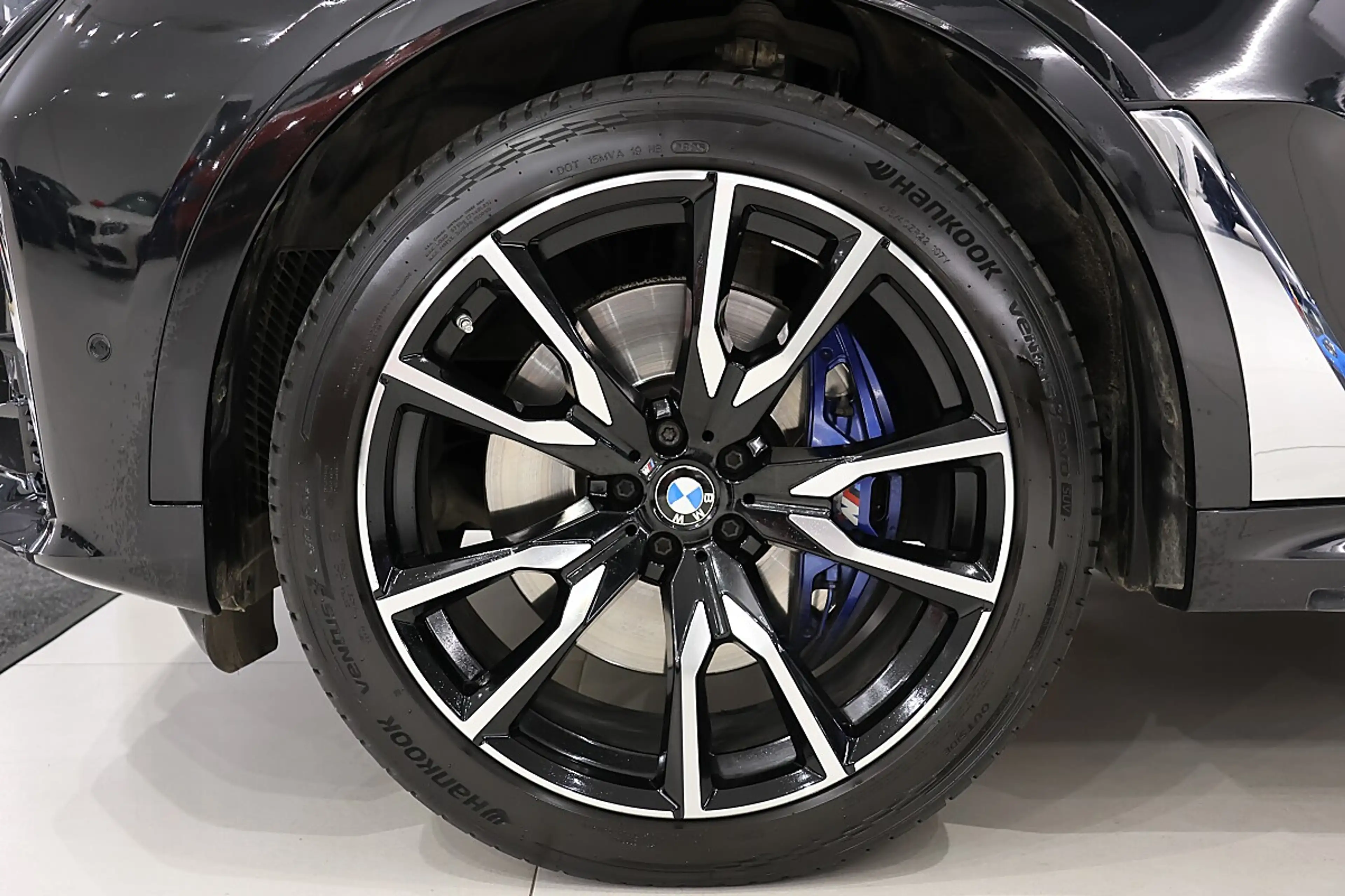 BMW X7 xDrive40d M Sport – Black Sapphire Metallic | S... — photo 3