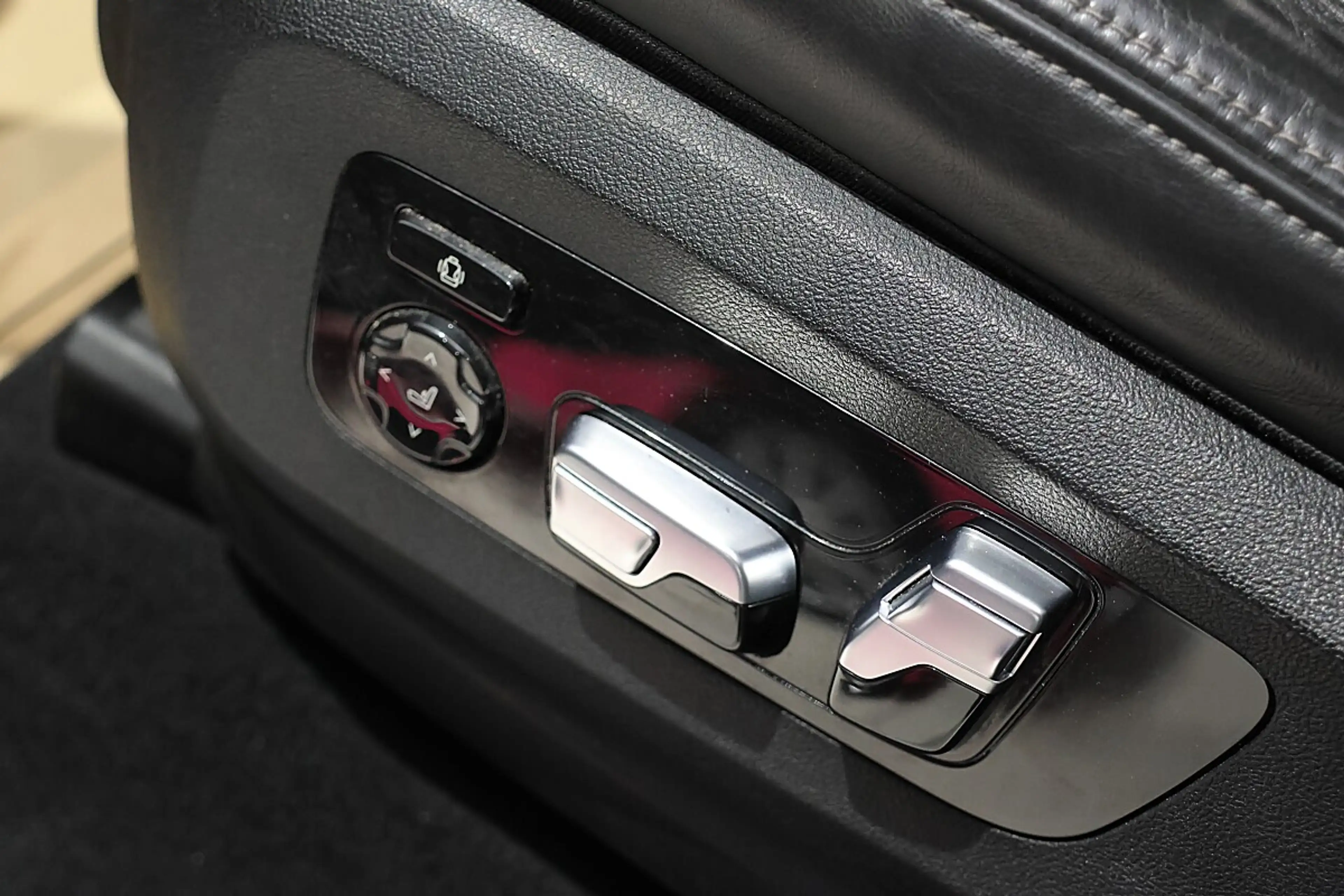 BMW X7 xDrive40d M Sport – Black Sapphire Metallic | S... — photo 11