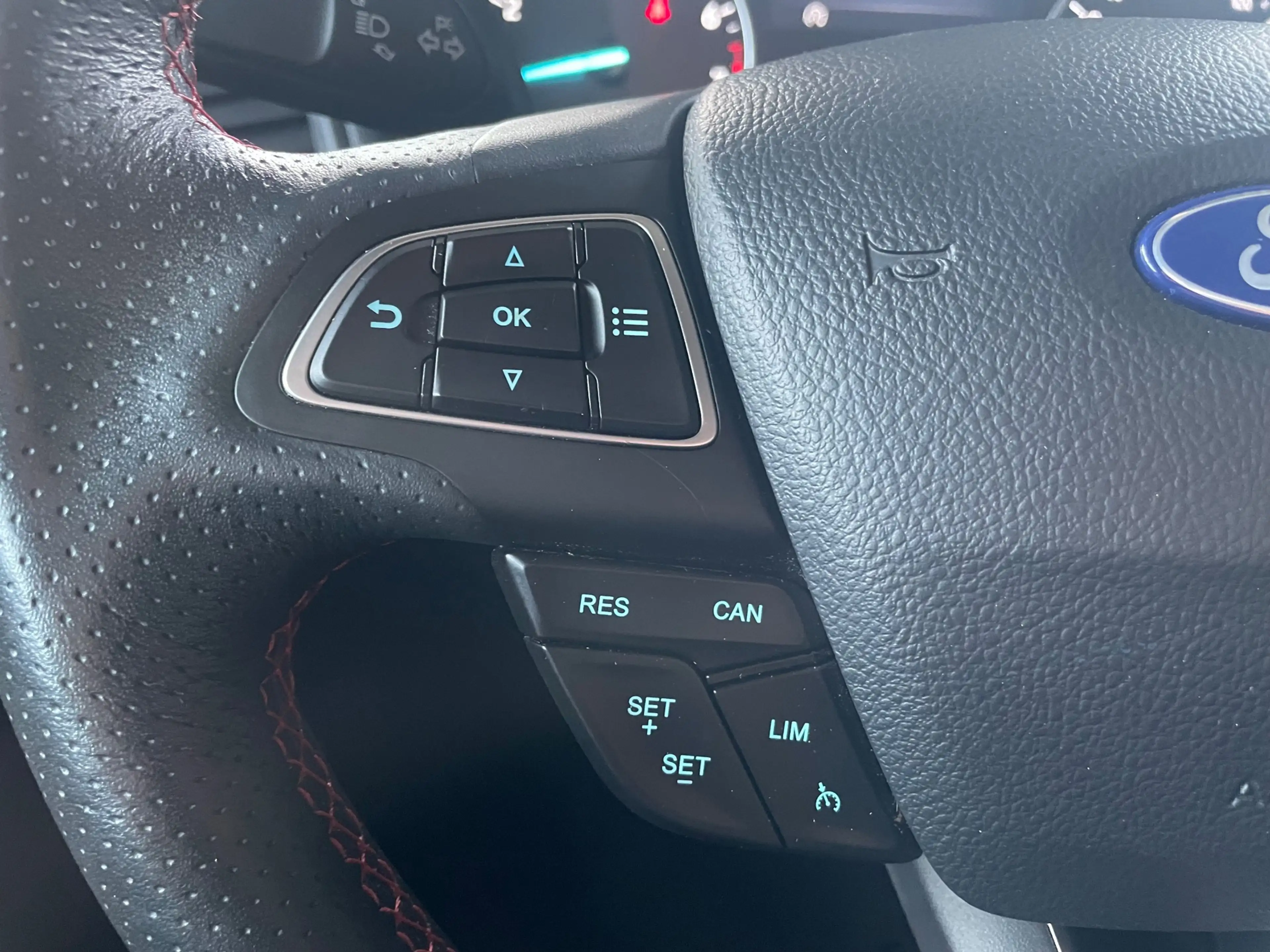 Ford EcoSport 1.0 ST-Line PANO WINTERPACK CARPLAY CLIMA CAMERA — photo 23