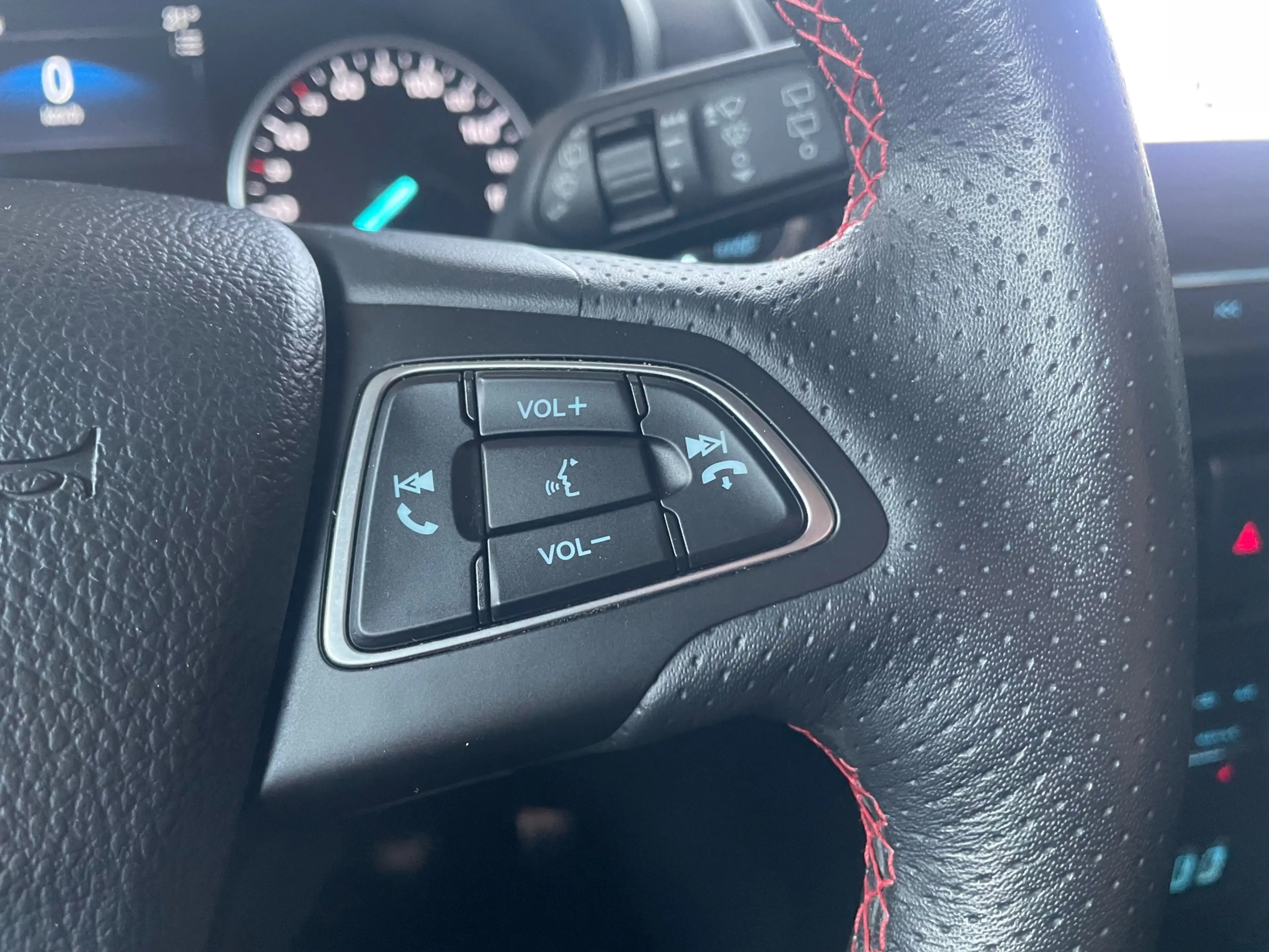 Ford EcoSport 1.0 ST-Line PANO WINTERPACK CARPLAY CLIMA CAMERA — photo 22
