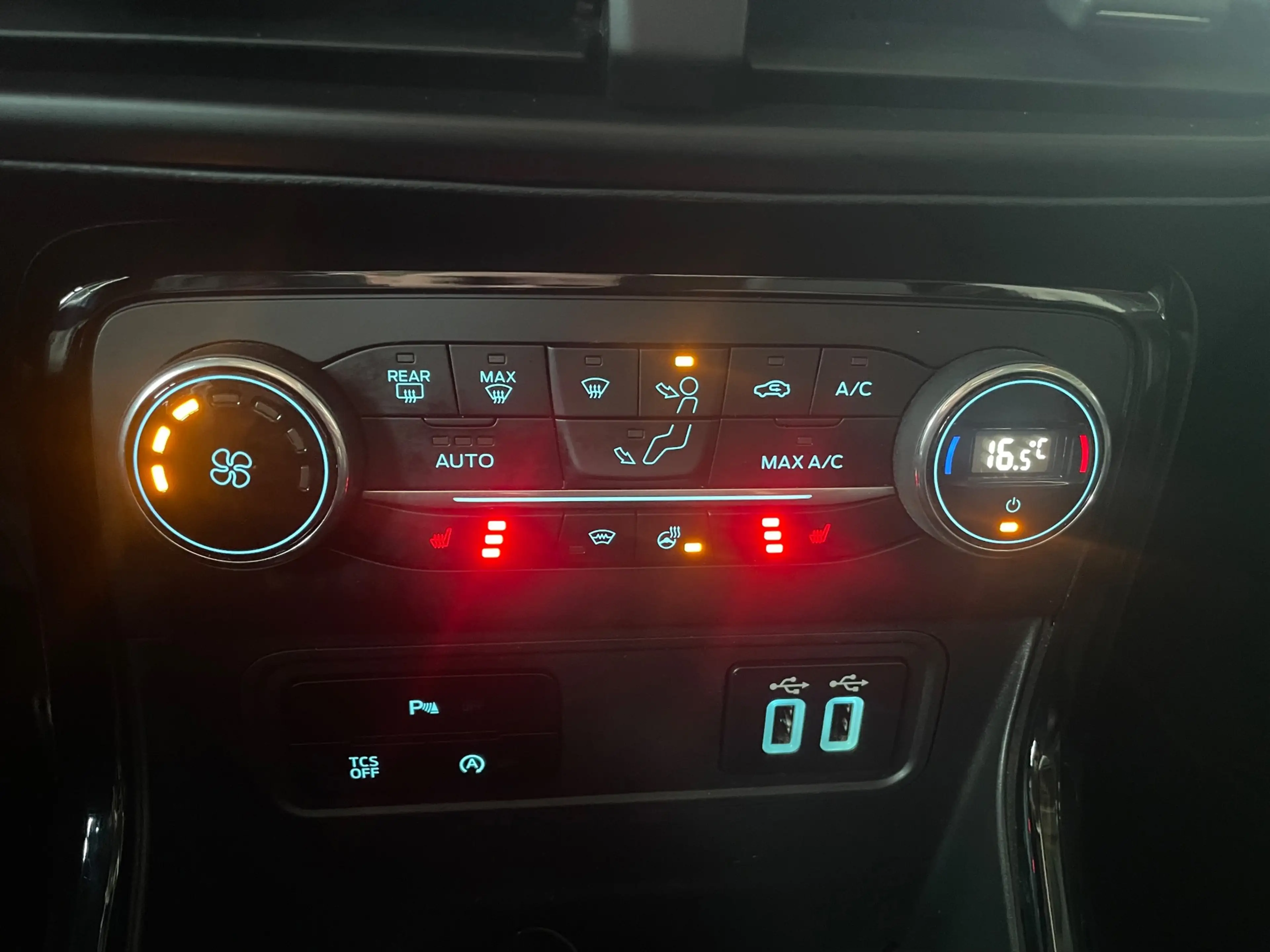Ford EcoSport 1.0 ST-Line PANO WINTERPACK CARPLAY CLIMA CAMERA — photo 20