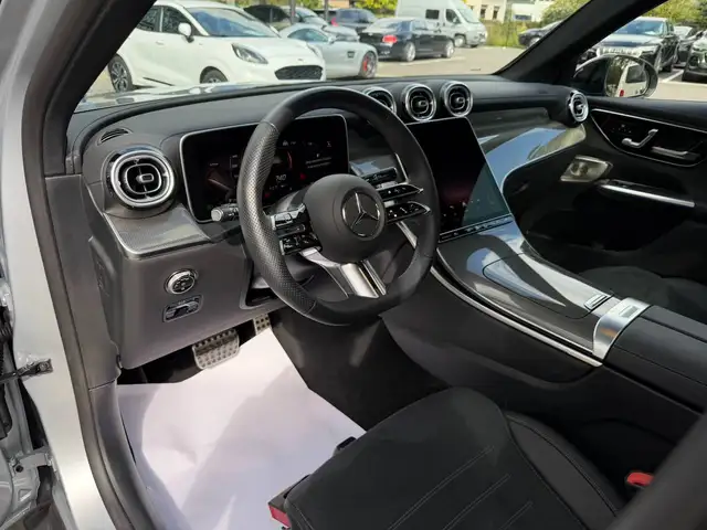 Mercedes-Benz 220 view 4