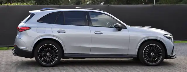 Mercedes-Benz 220 view 2