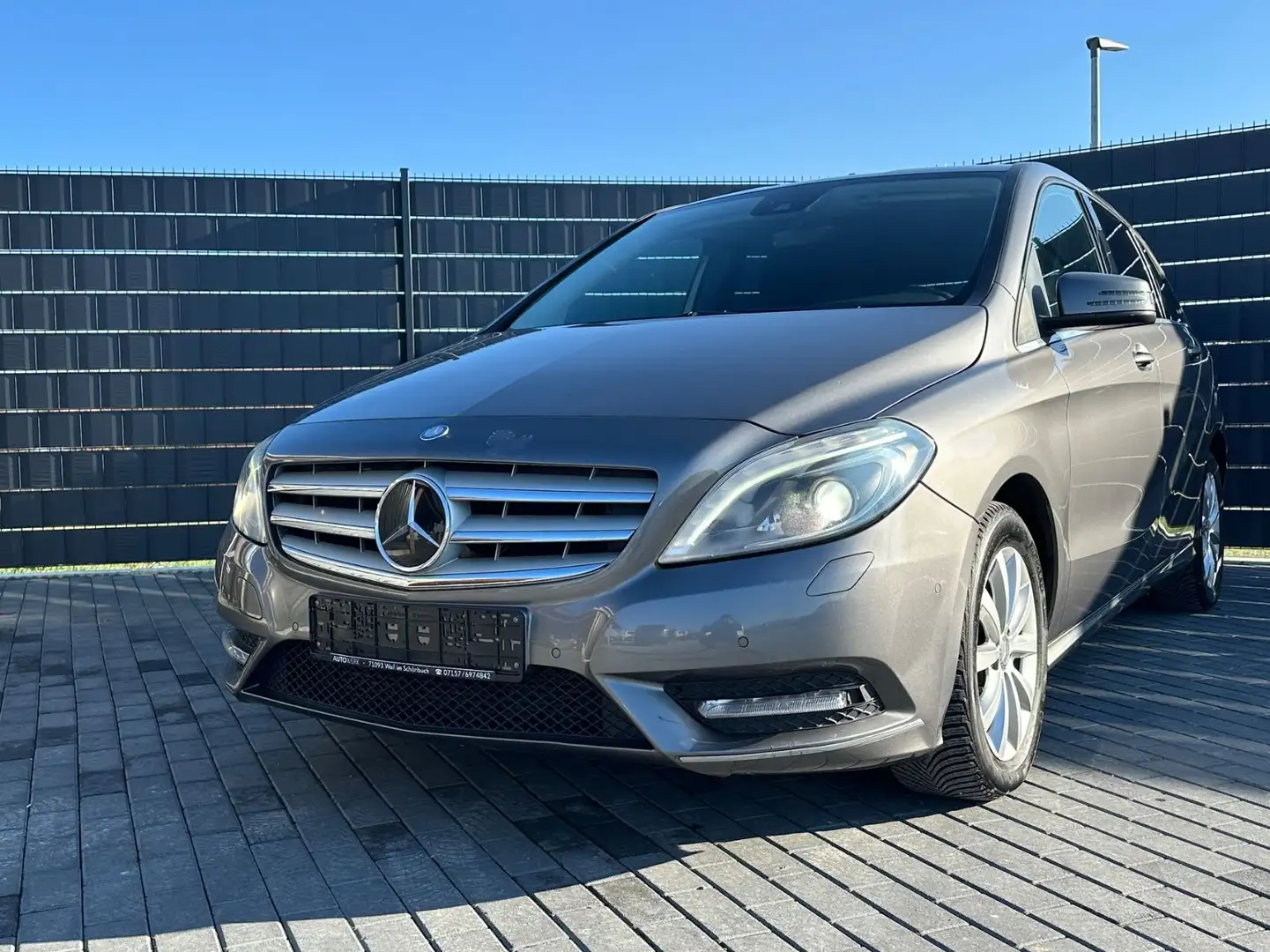 Mercedes-Benz B 220 4M*SPORTS-TOURER*7G*CAM*DIST*BI-XENON*AHK* Grau - 1