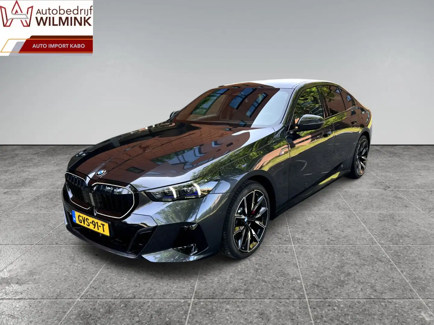 BMW 520 i M Sport Pro ACC HUD Pano Grill Iconic Glow 360 Grijs - 1