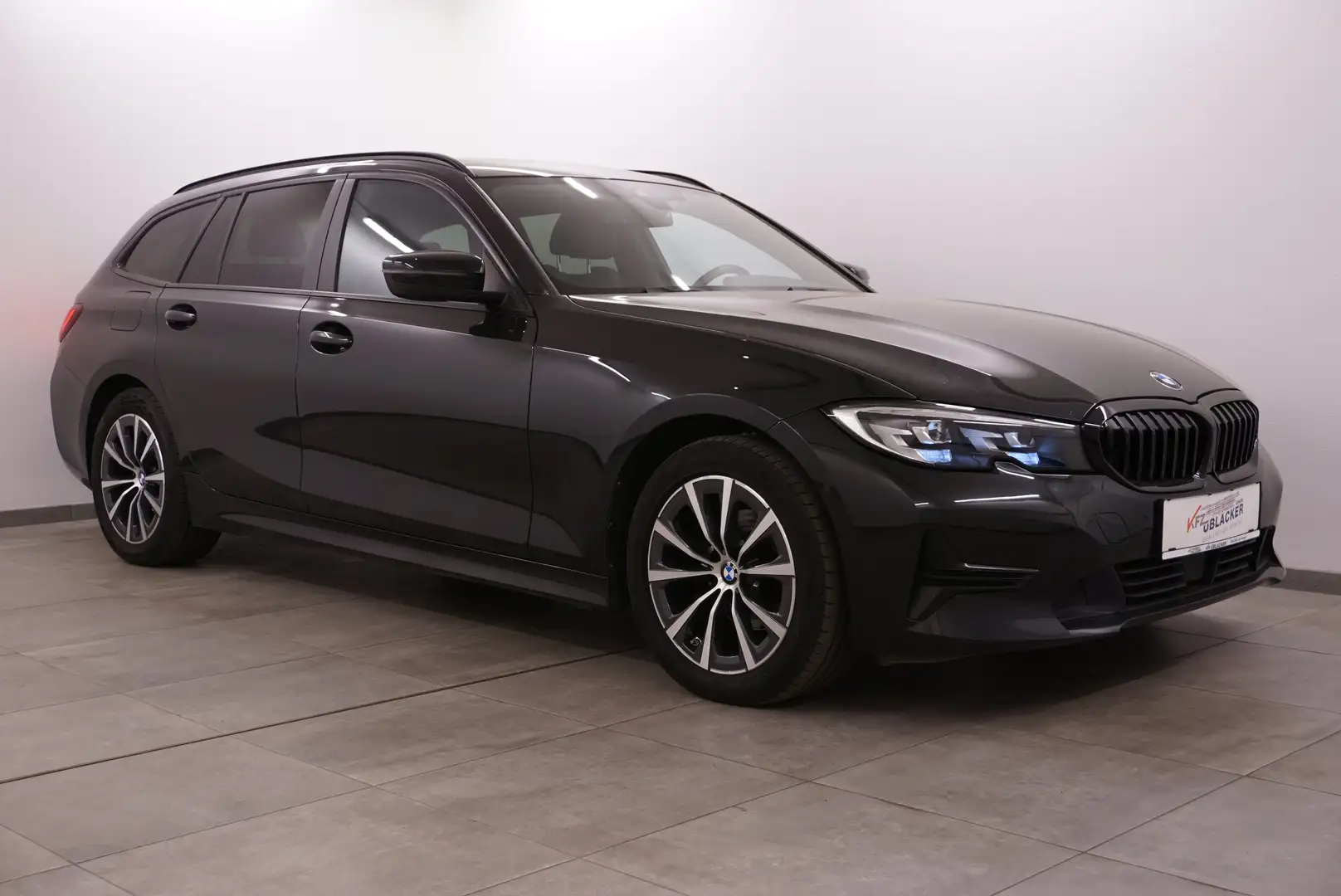 BMW 318 d Sport// Ambientebel.// Abstandstemp.// Panorama Schwarz - 1