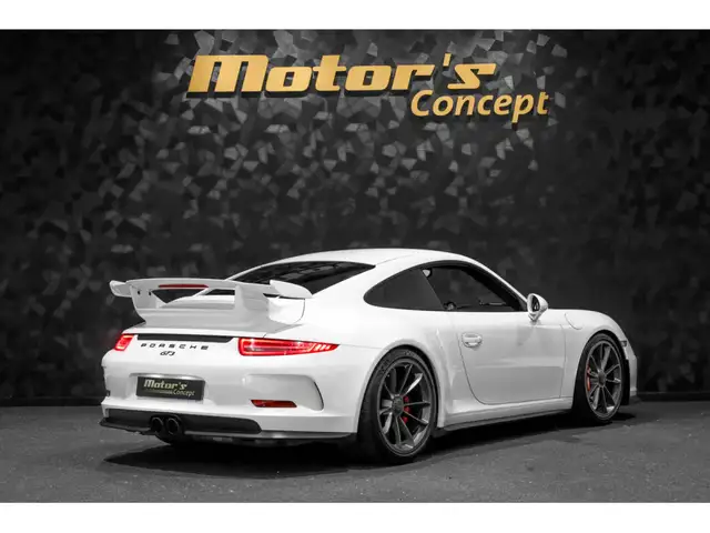 Porsche 991 view 3