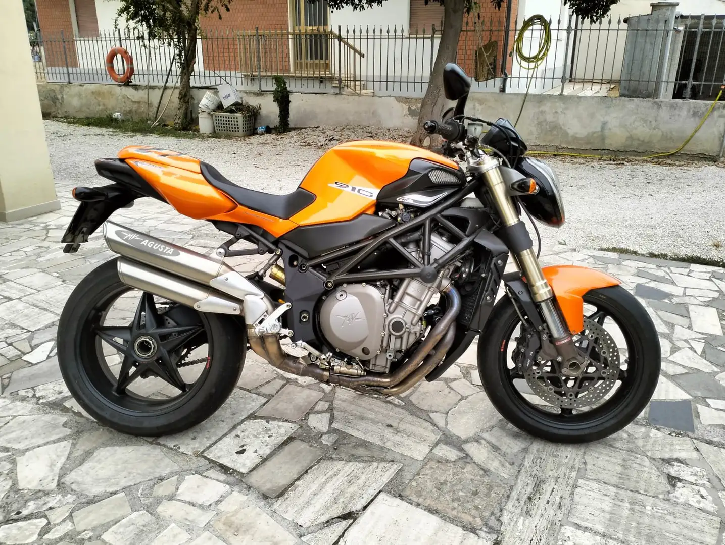 MV Agusta Brutale 910 S Orange - 2
