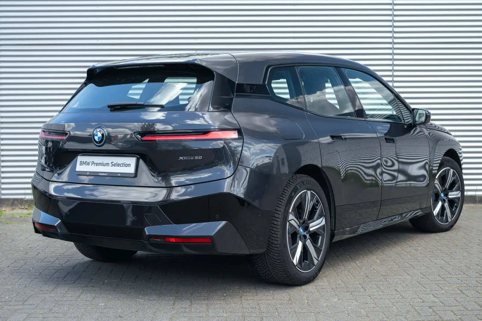 BMW iX xDrive50 High Executive / Sportpakket / Panoramada Серый - 2