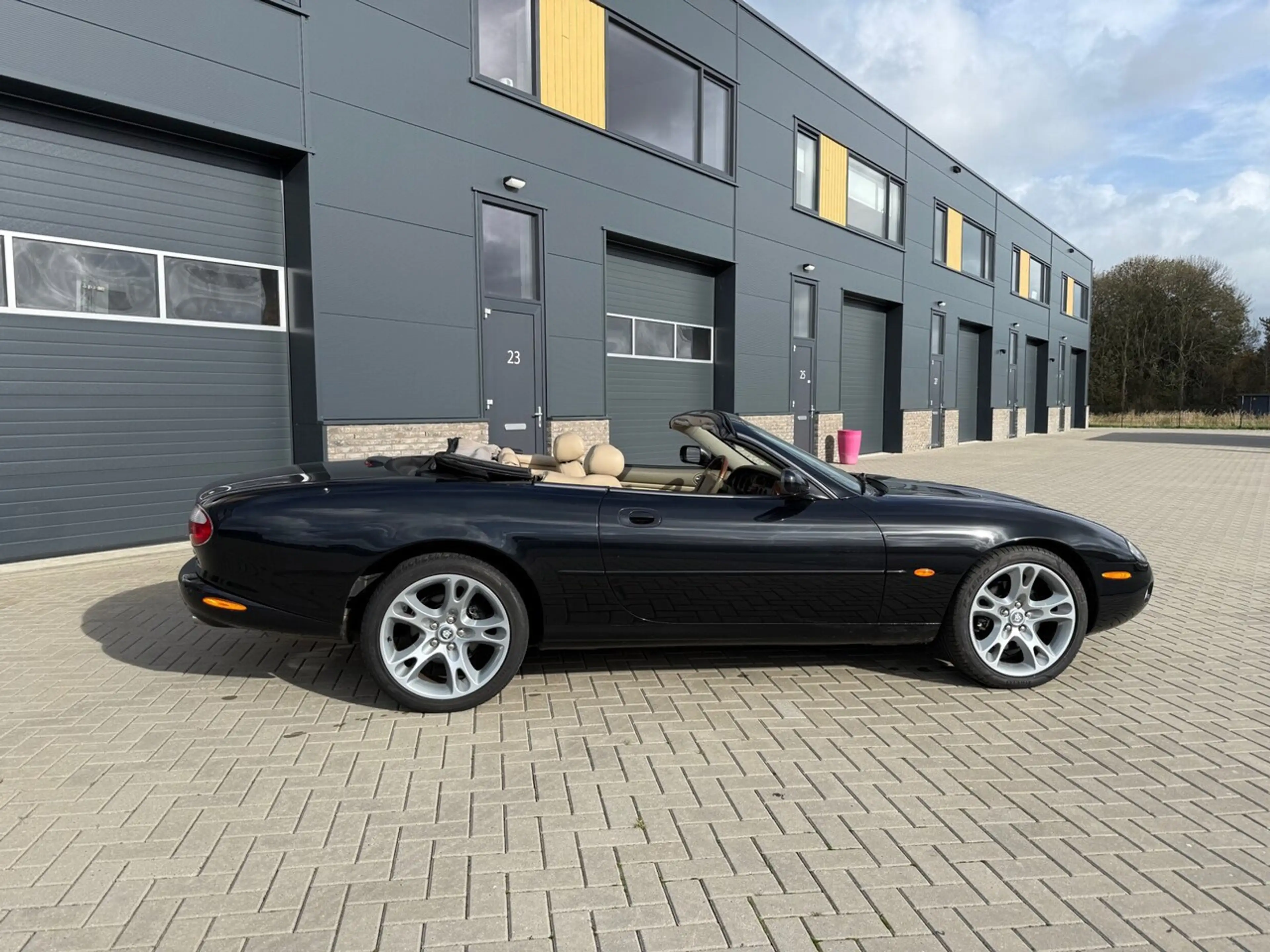 Jaguar XK8 4.2 V8 Convertible — photo 3